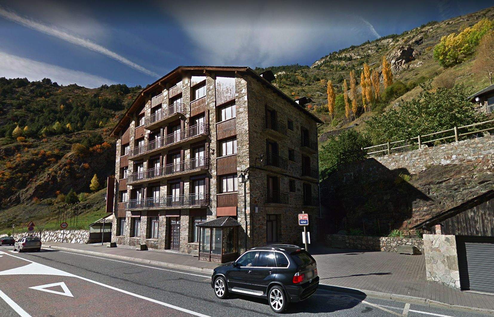 Una imatge de l'hotel Pellicer, davant de Sant Joan de Caselles.