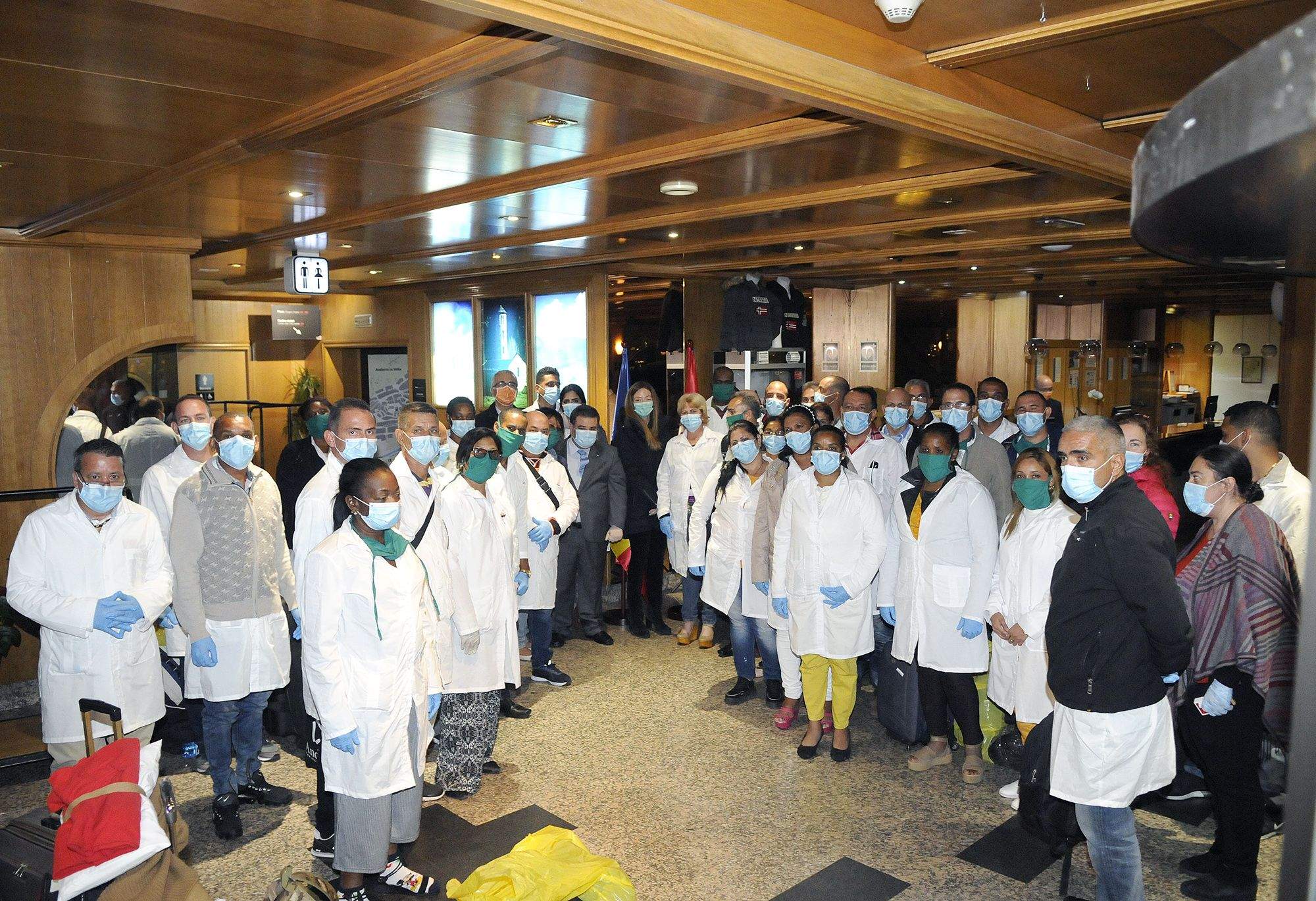 Una imatge de la delegació cubana amb autoritats andorranes el dia de la seva arribada al Principat.