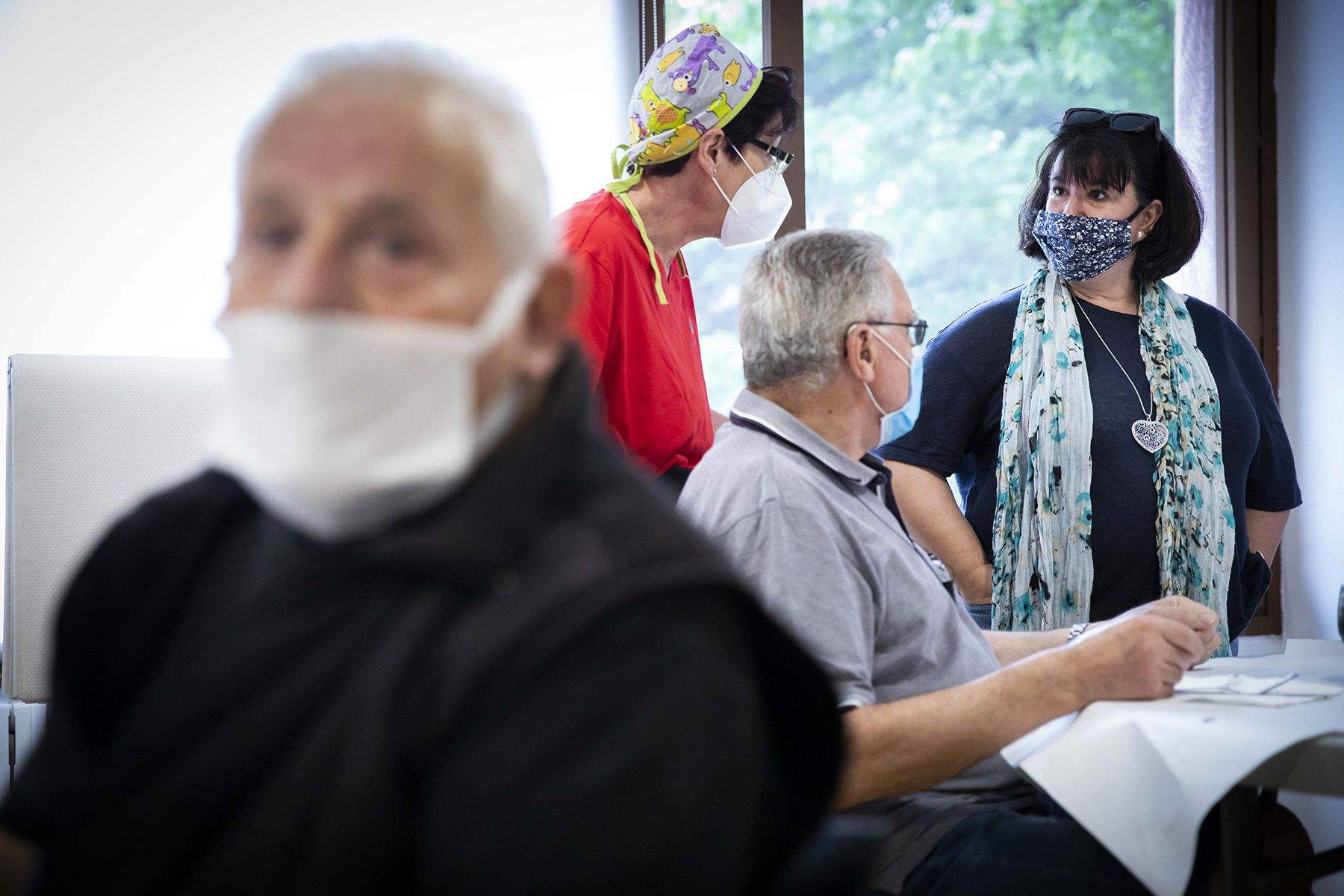 Dos padrins, asseguts a taula, al Casal Calones. Dos padrins, asseguts a taula, al Casal Calones.