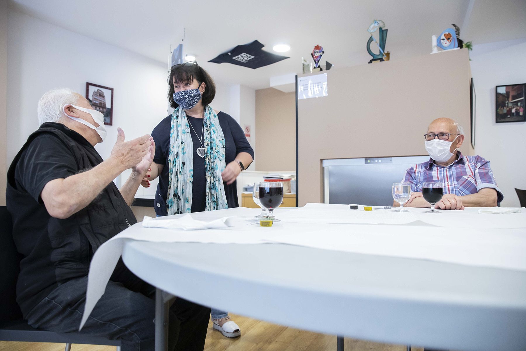 L'encarregada del Casal parla amb un padrí.