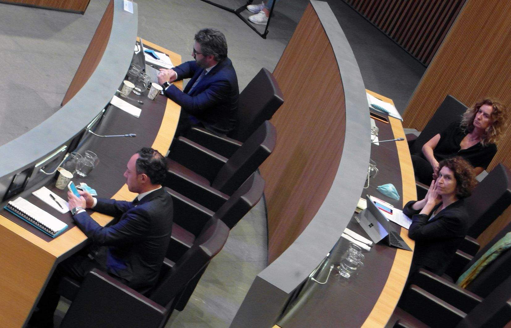 Xavier Espot amb Maria Ubach al darrere; amb Eric Jover i Sílvia Calvó a la bancada del Govern al Consell, aquest dijous.