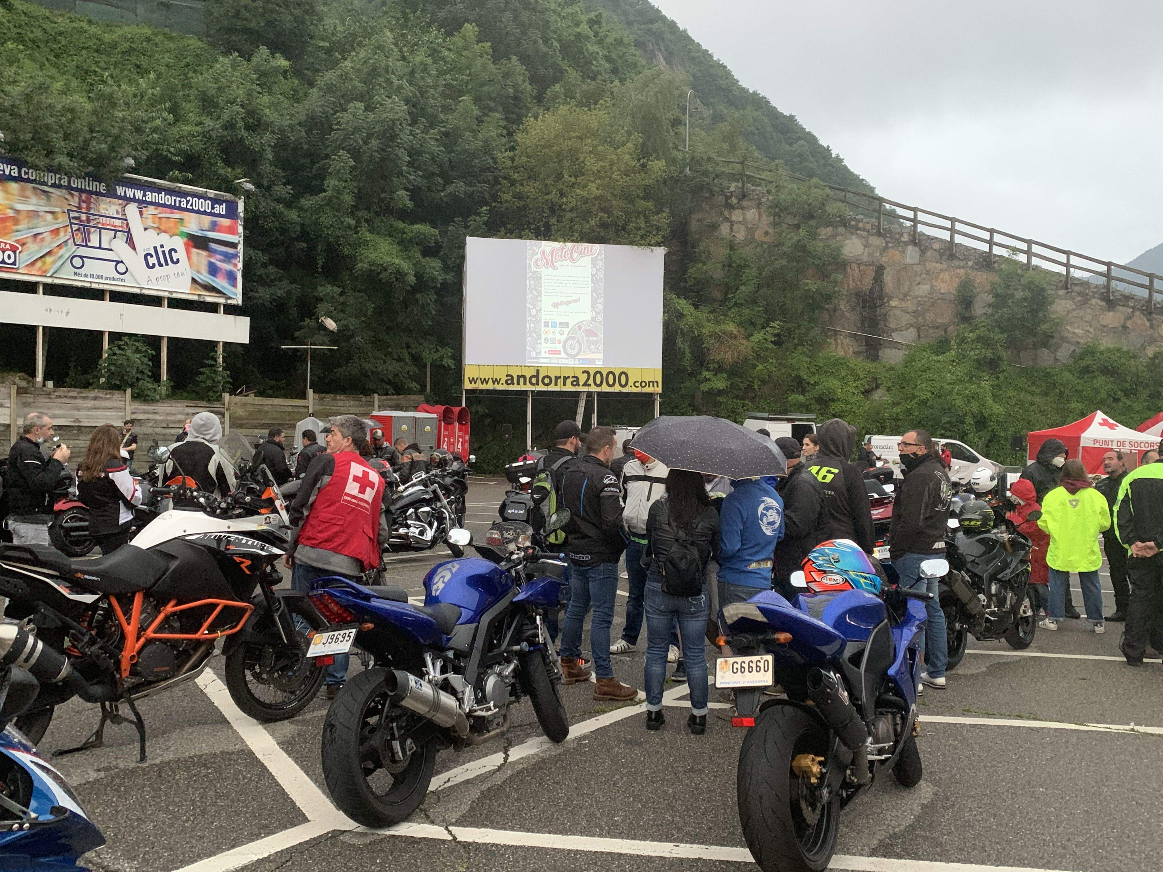 Motocicletes, Creu Roja i paraigües, tres ingredients de la sessió cinematogràfica.