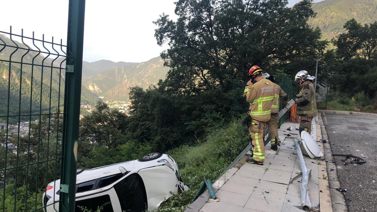 Bombers observant la situació.