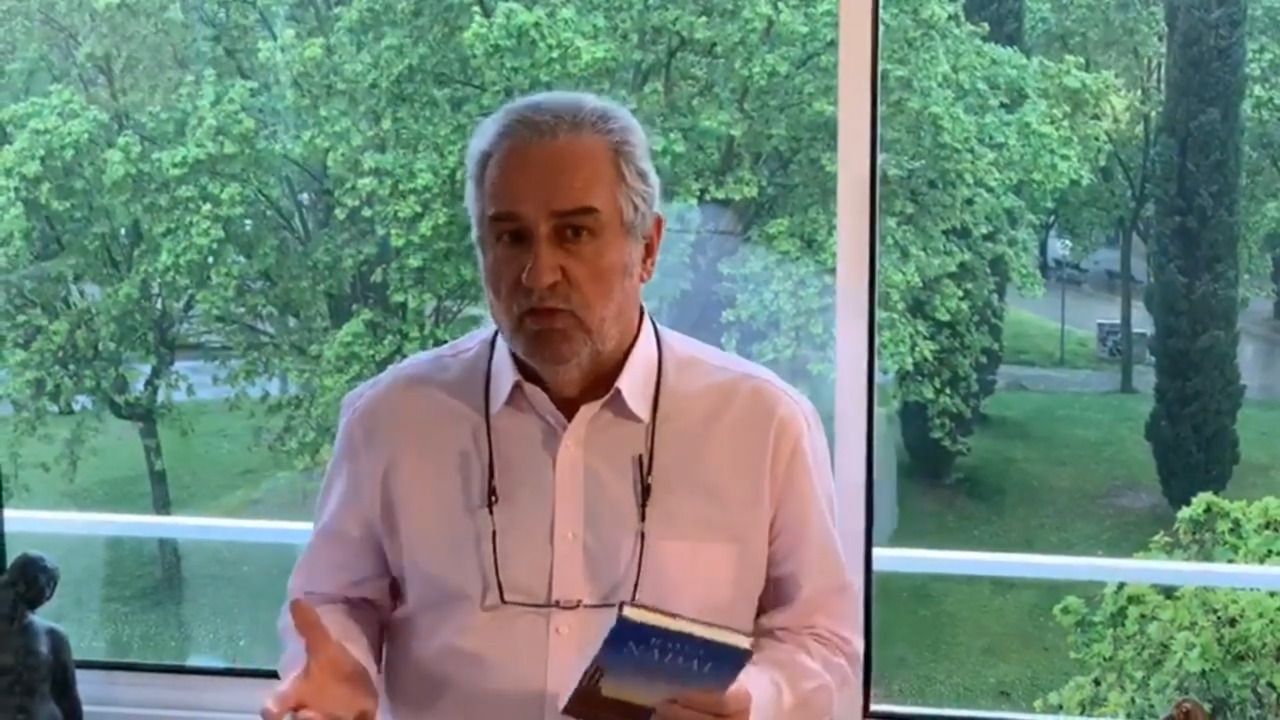 Rafel Nadal, amb un dels seus darrers llibres, 'Mar d'estiu'.