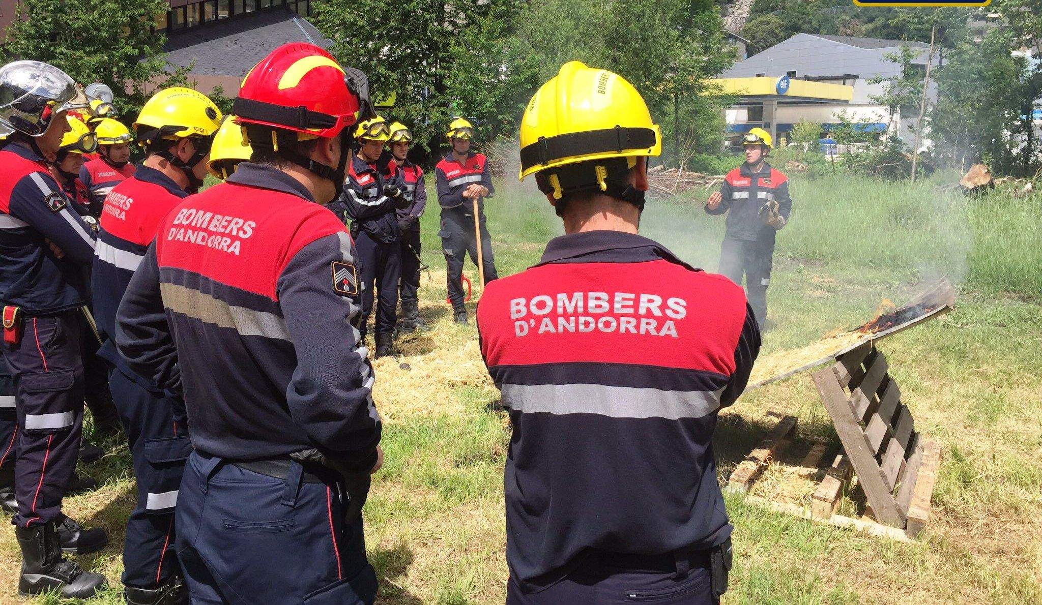 Bombers d'Andorra en una formació d'incendis forestals.