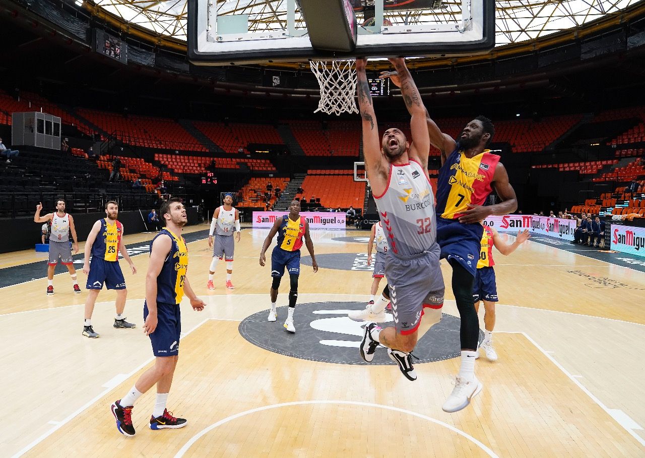 Lima fa una entrada a cistella superant Olumuyiwa.