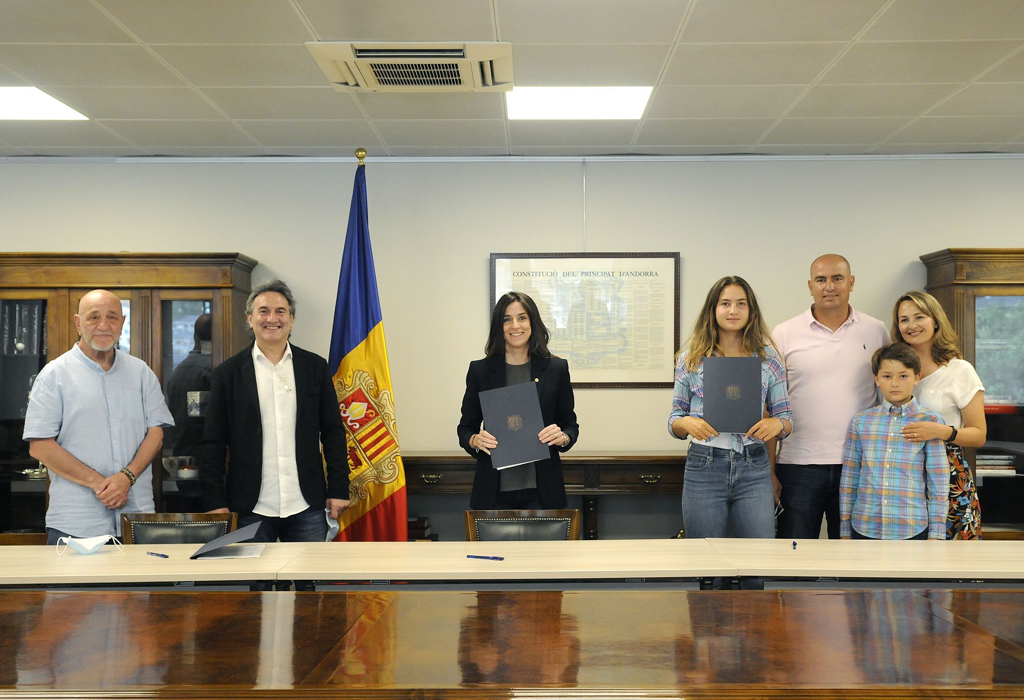 Mario Molías, Justo Ruiz, Sílvia Riva i Vicky Jiménez i la seva família després de la firma.