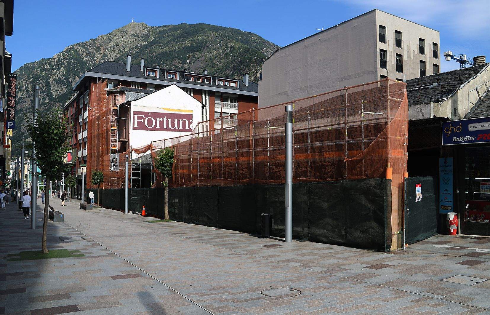 Les botigues s'estan acabant de buidar per dins abans d'enderrocar-les.