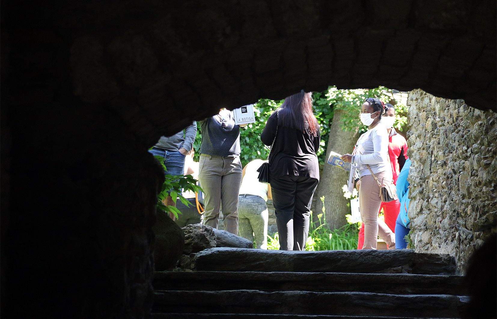 Membres de la delegació durant la visita a la Casa Museu d'Areny-Plandolit.
