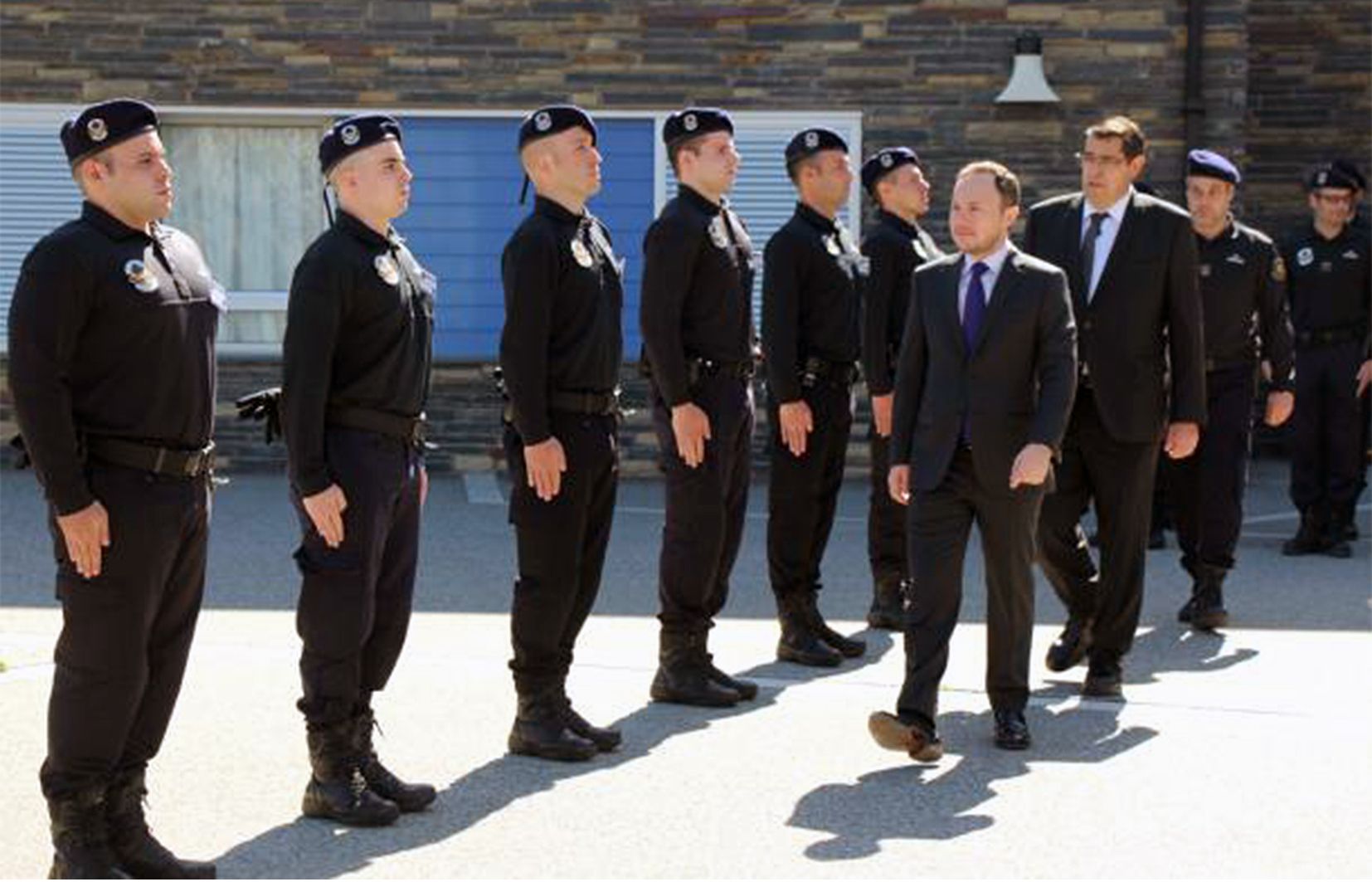 Xavier Espot i Francesc Tarroch passant revista als que fa un temps eren agents en formació.