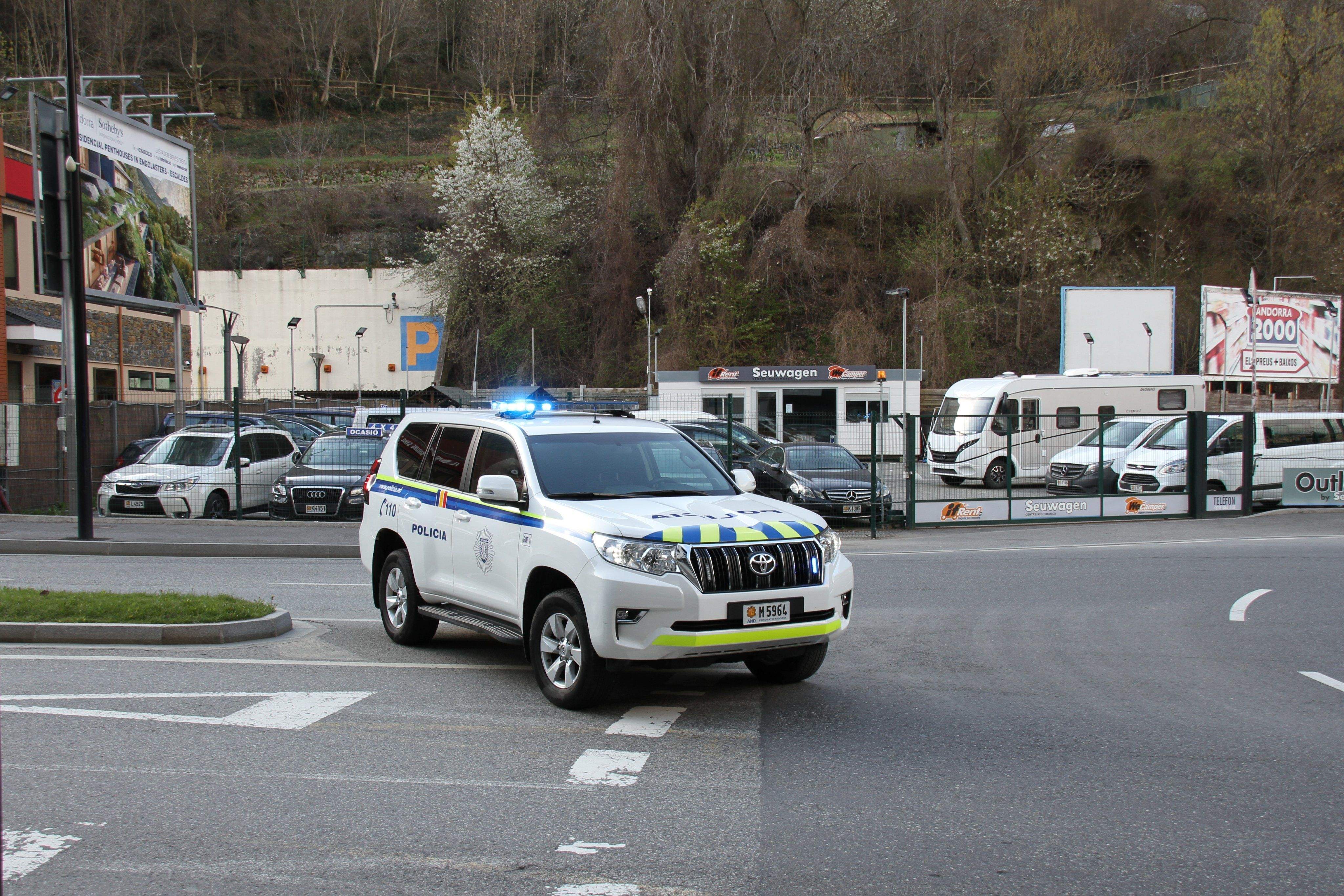 Un vehicle policial en una zona propera on hi va haver el control.