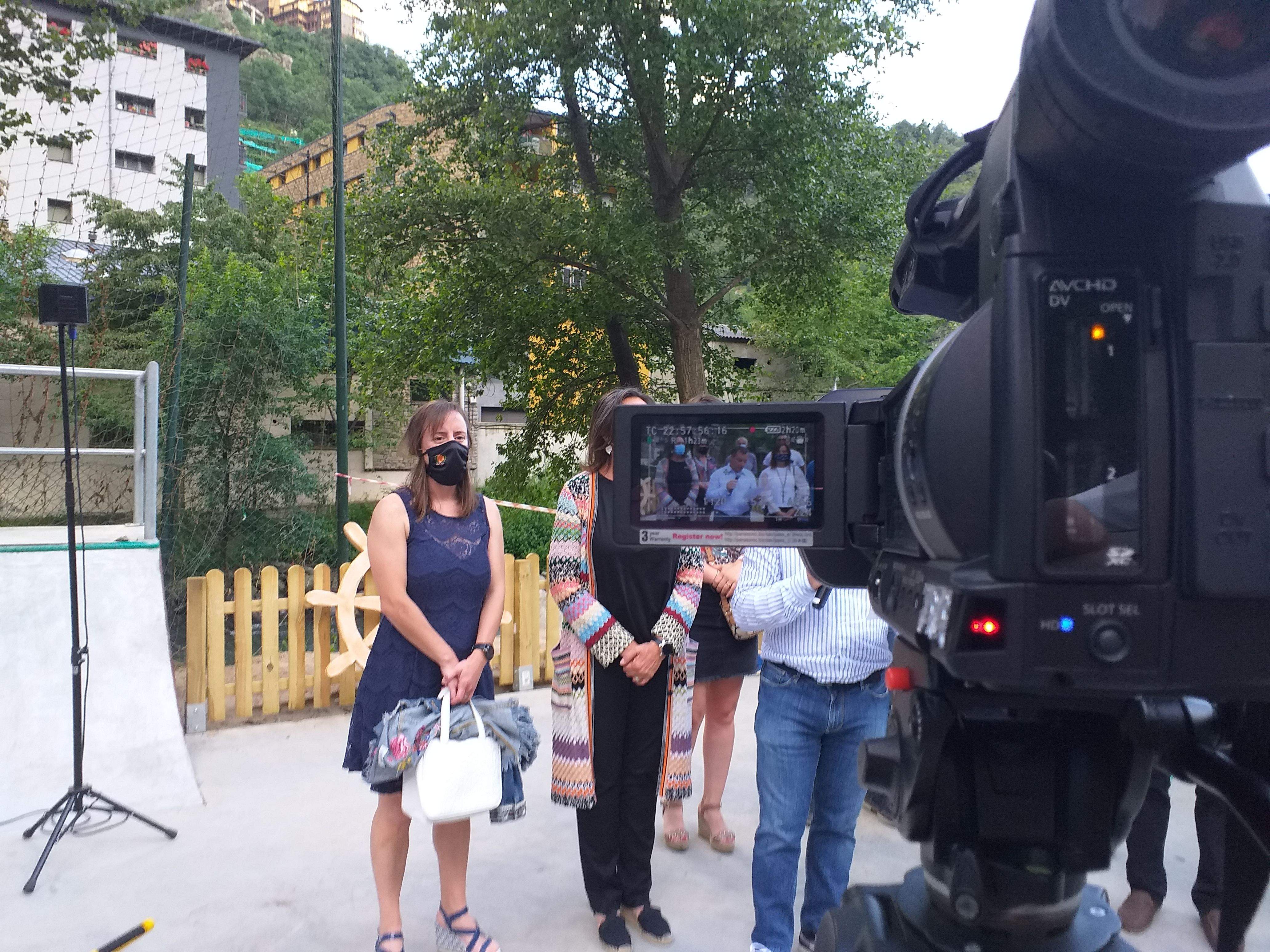 Josep Majoral, vist a través del visor d'una càmera, durant la inauguració de la Cala Laurediana.