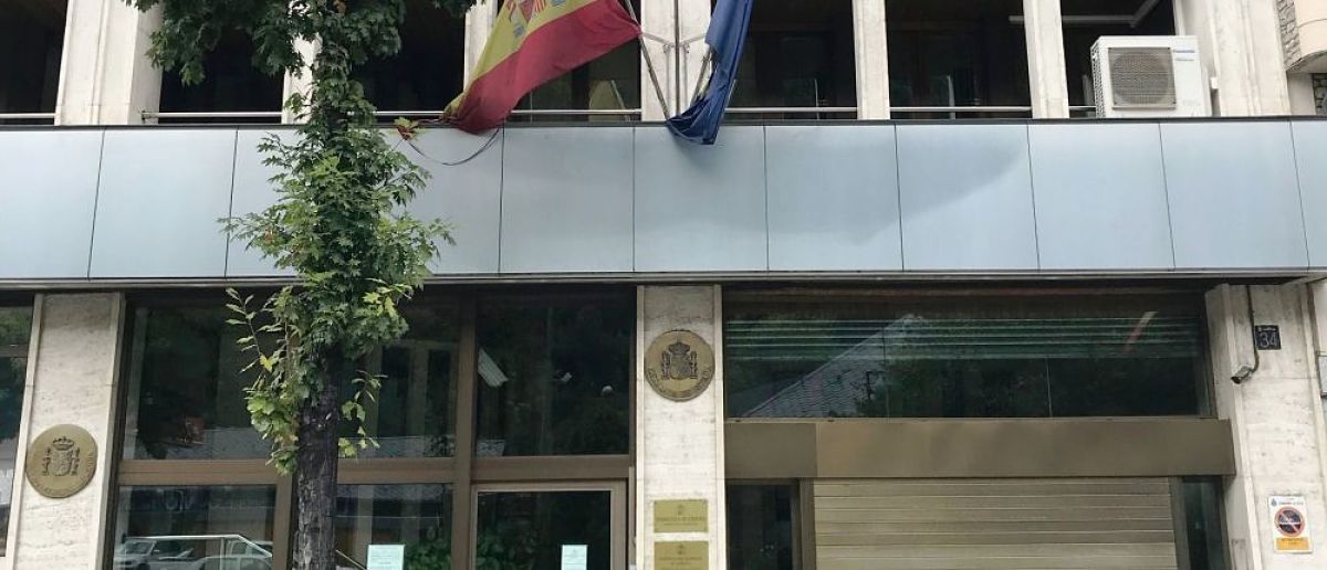 A l'ambaixada poden votar quan hi ha eleccions els residents espanyols.