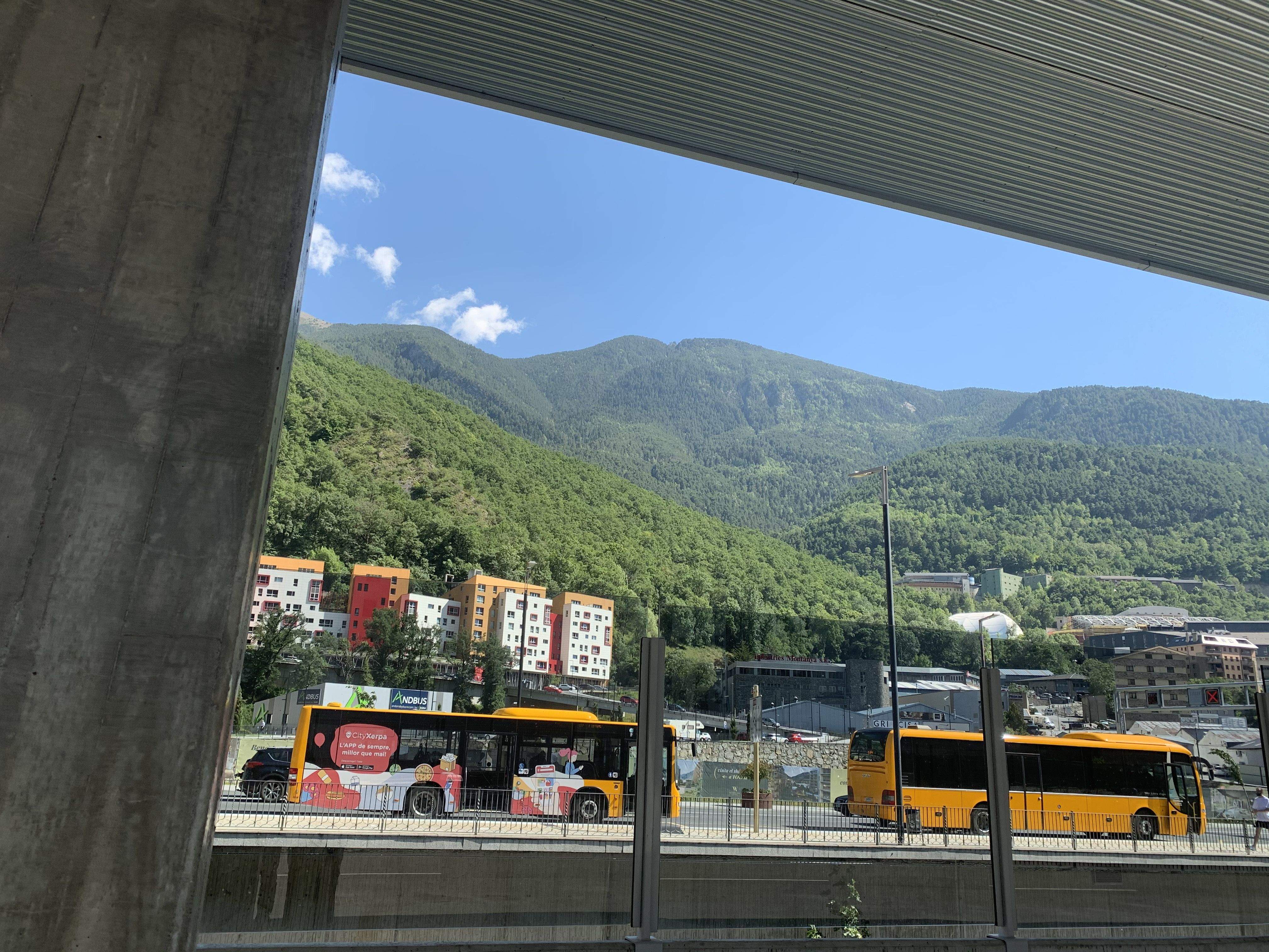 Autobusos fotografiats des de l'Estació Nacional. La situació afecta als conductors de transport internacional.