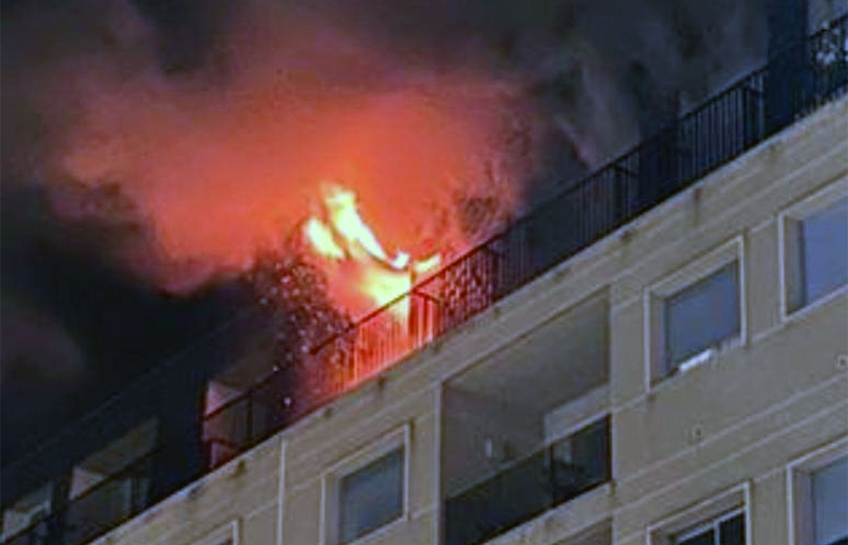 Les flames han estat molt virulentes al pis cinquè segona, un àtic. Les flames han estat molt virulentes al pis cinquè segona, un àtic.