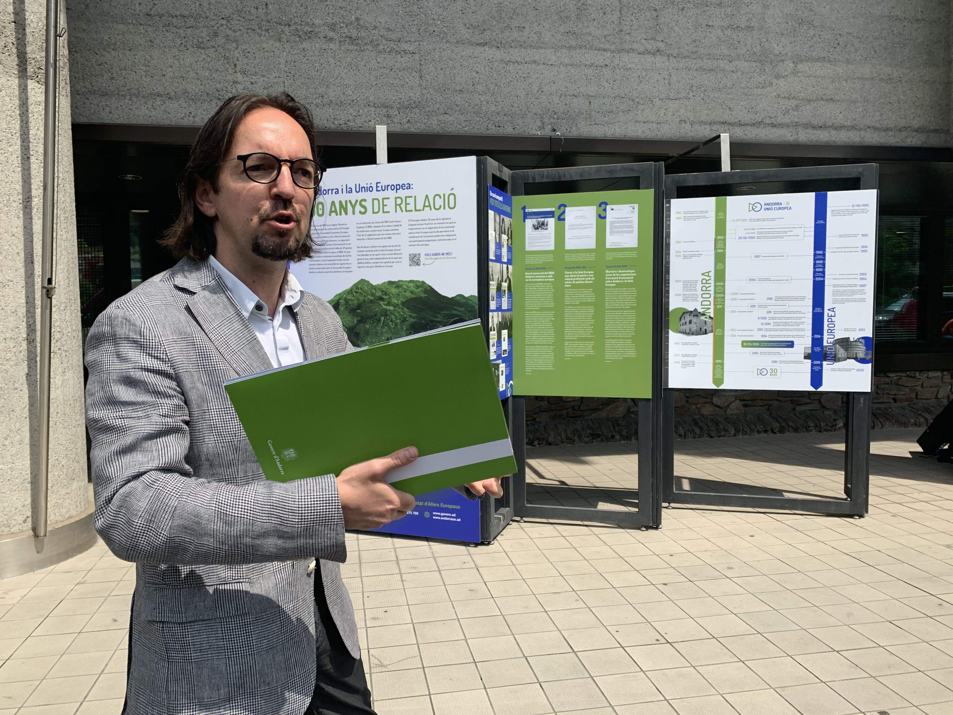 Landry Riba durant la presentació del plafó informatiu per celebrar els 30 anys d'acord duaner.