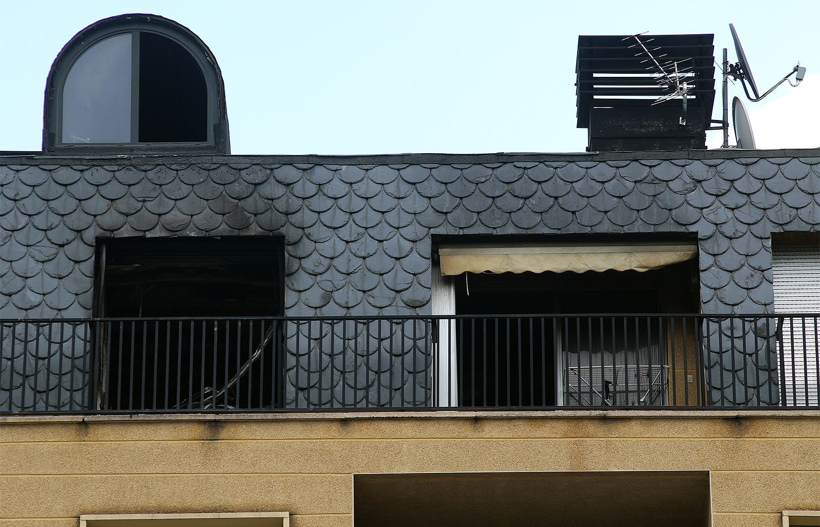 Les flames només van afectar l'habitació matrimonial; la resta del pis s'ha vist afectat pel fum.