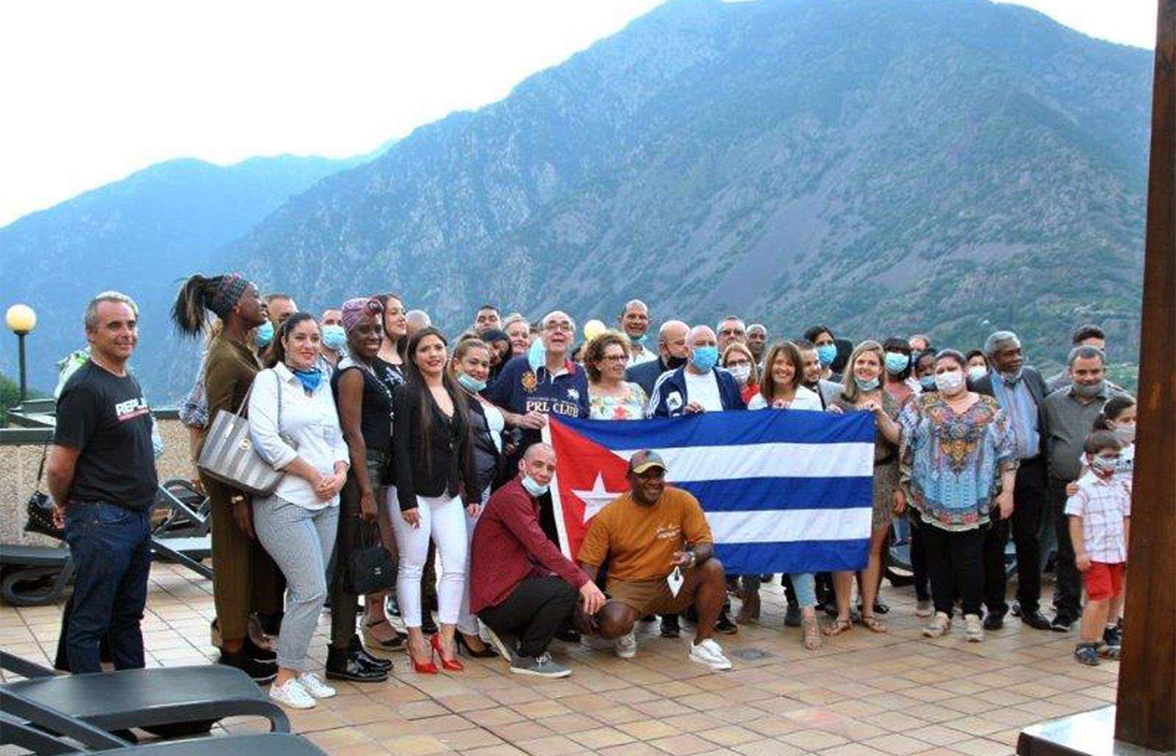 Foto de família dels assistents a la festa de comiat de la comunitat cubana resident a la brigada sanitària, a la terrassa del Panorama.