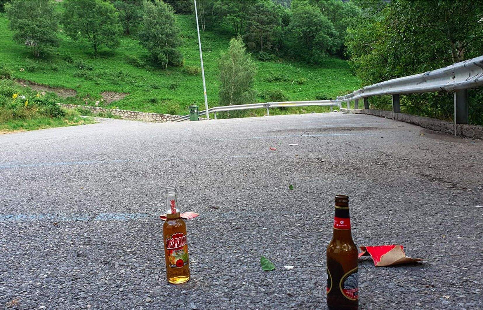 Dues ampolles encara avui a l'aparcament del Funicamp.