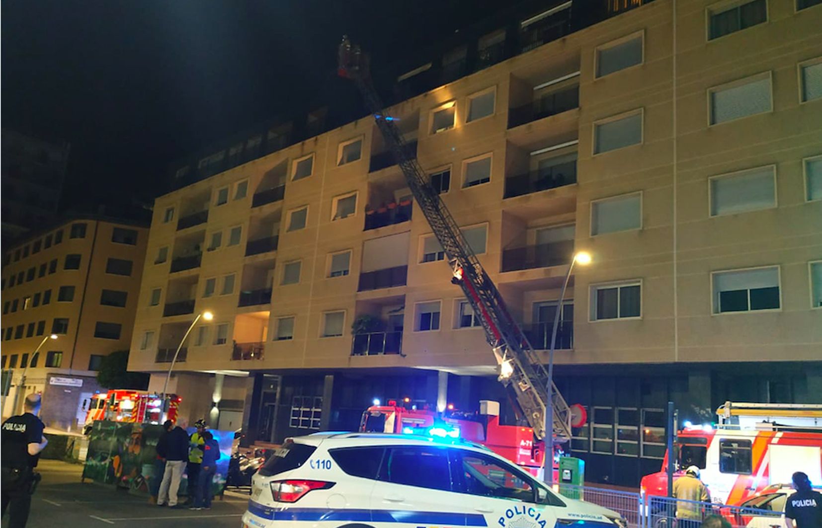 Actuació dels bombers la mitjanit de diumenge a dilluns.