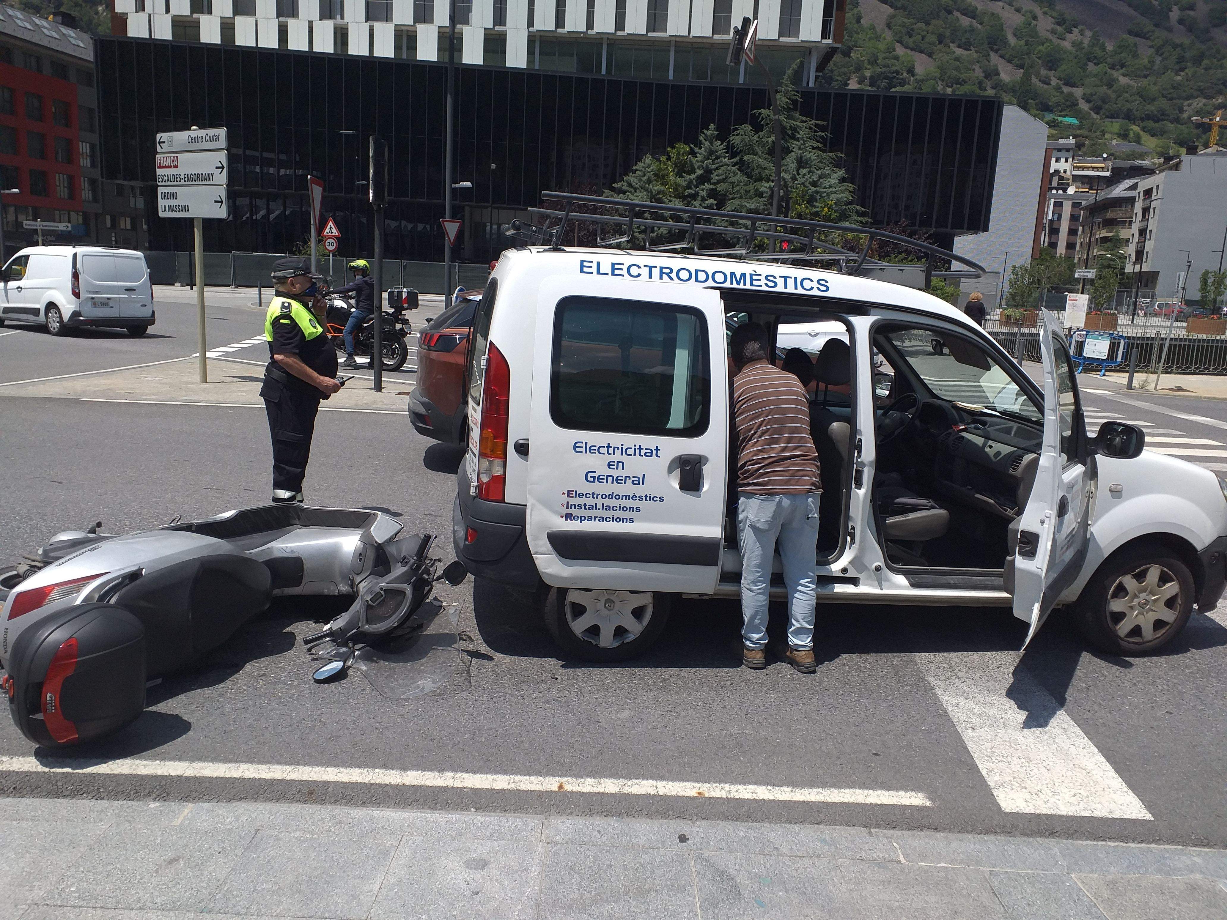 En l'accident han topat una motocicleta i una furgoneta.
