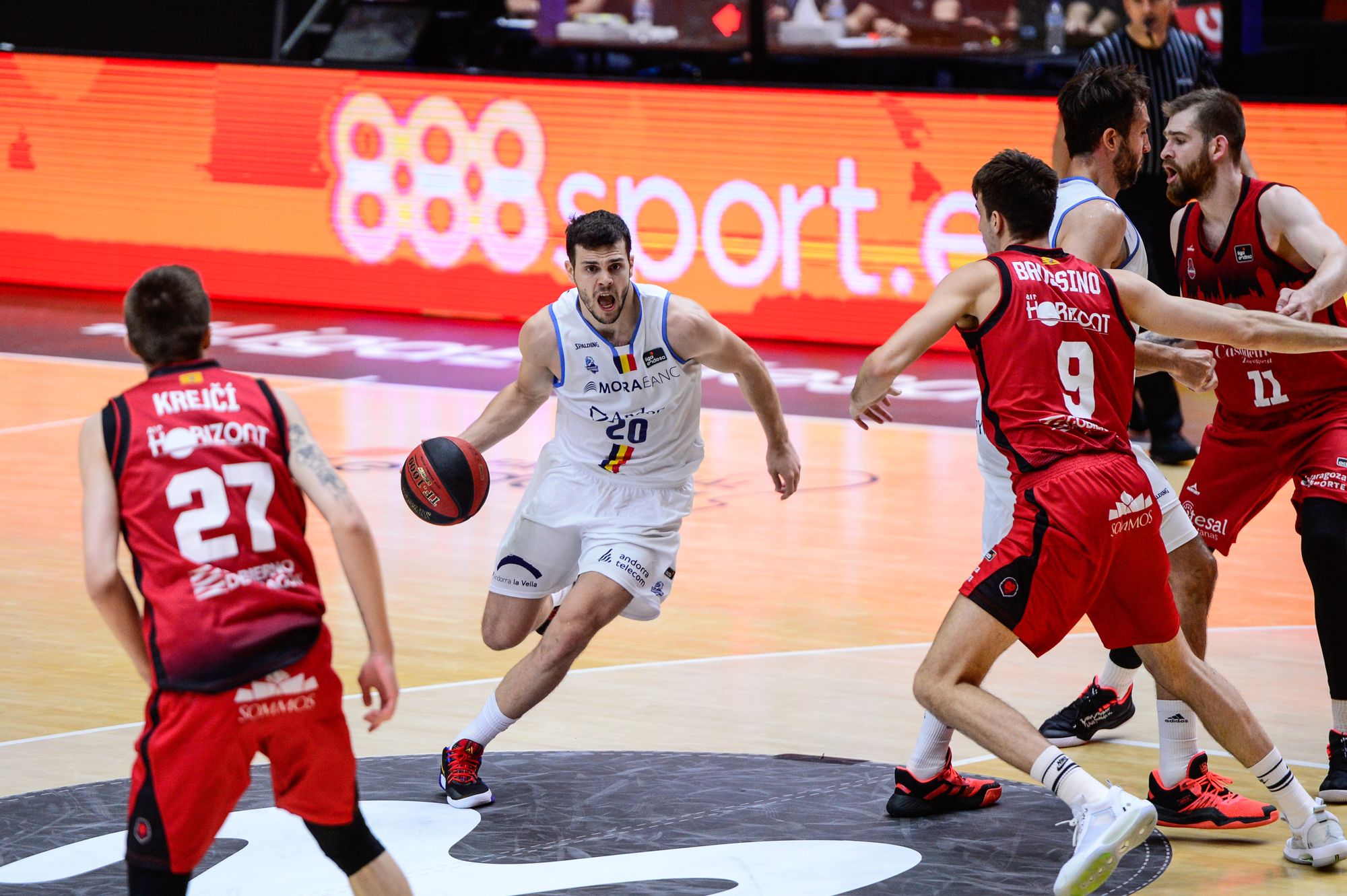 Dejan Todorovic en una acció contra el Saragossa en la fase final de València.
