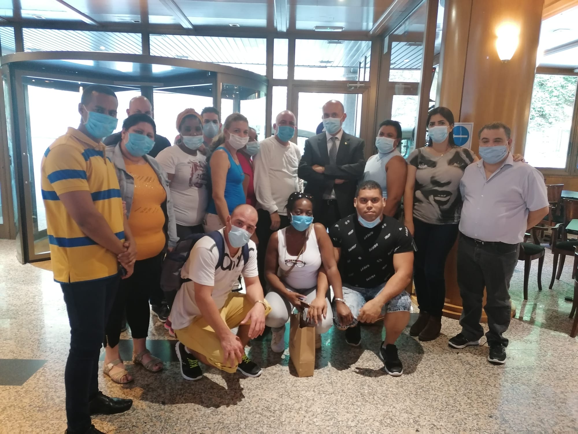 El ministre de Salut enmig d'una part de la brigada, amb el cònsol de Cuba a Barcelona a la dreta de la imatge.