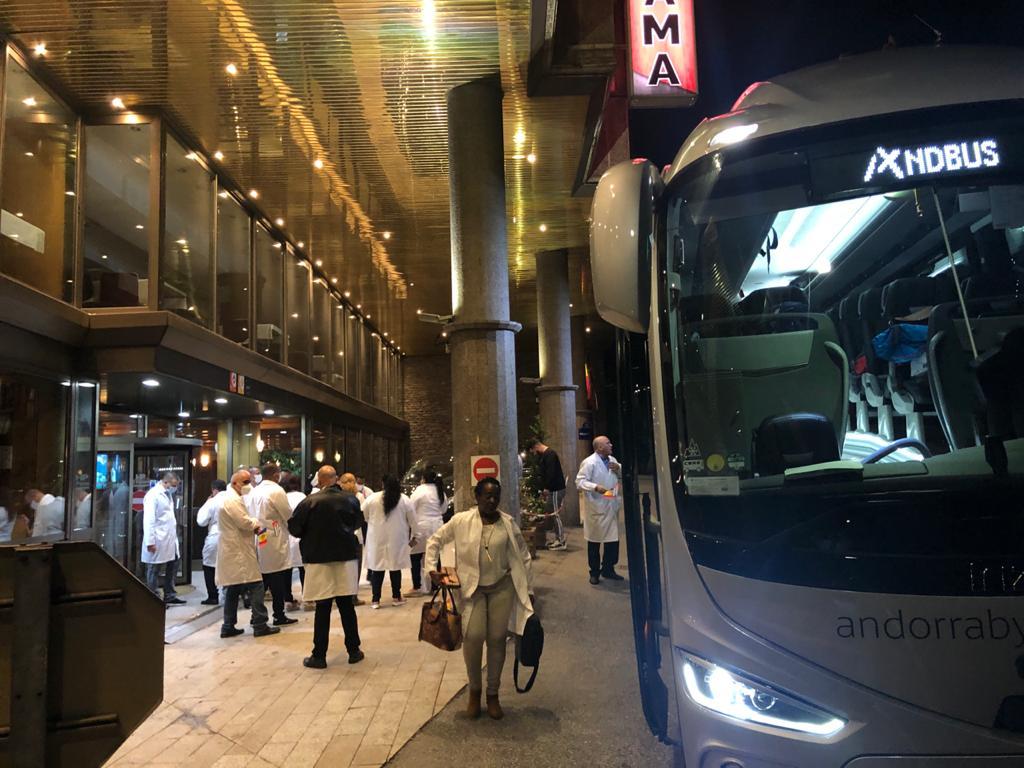 Els sanitaris preparant-se per enfilar-se a l'autocar que els havia de portar a Barcelona.