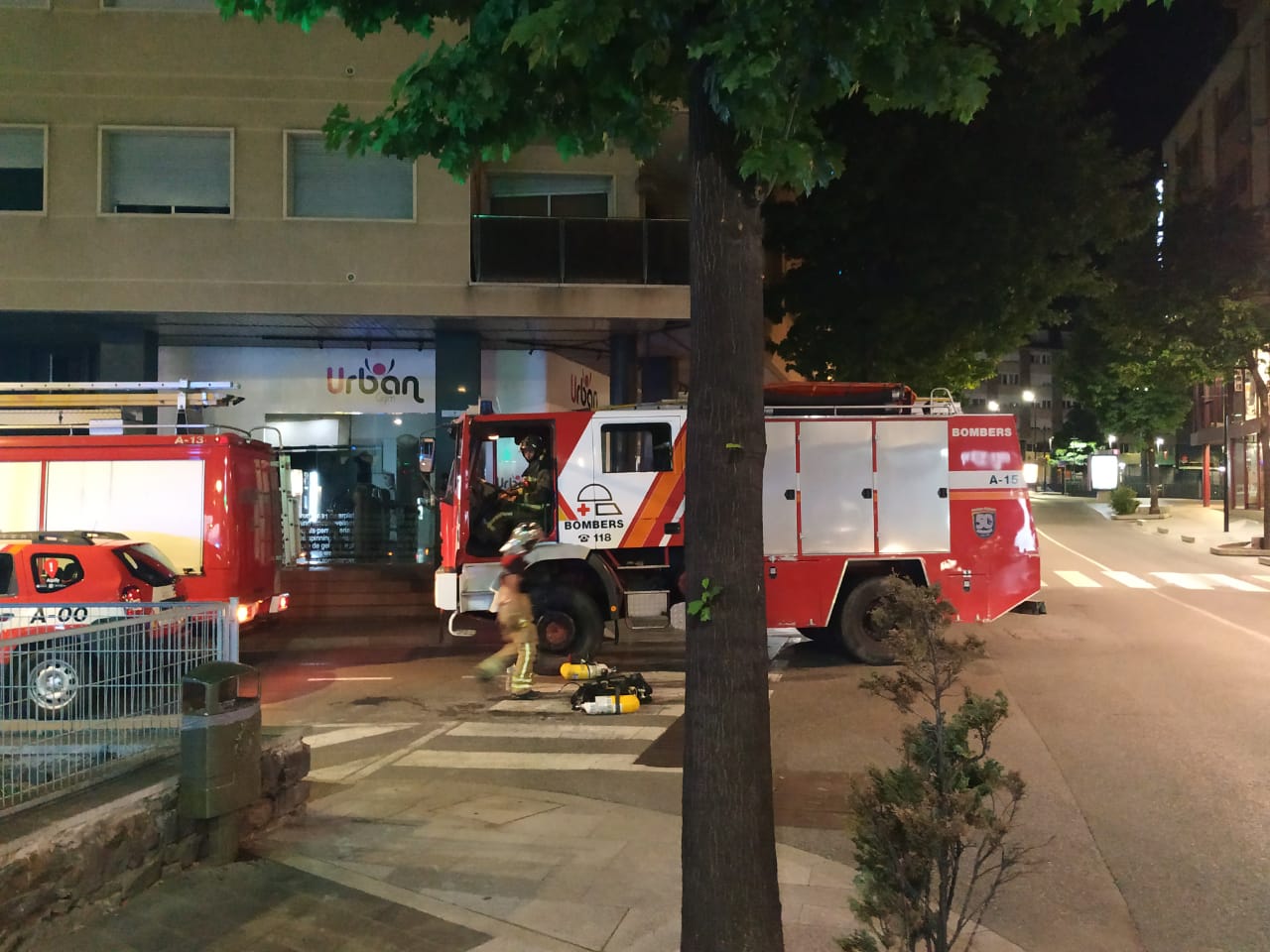 Dotacions dels bombers treballant en l'incendi.