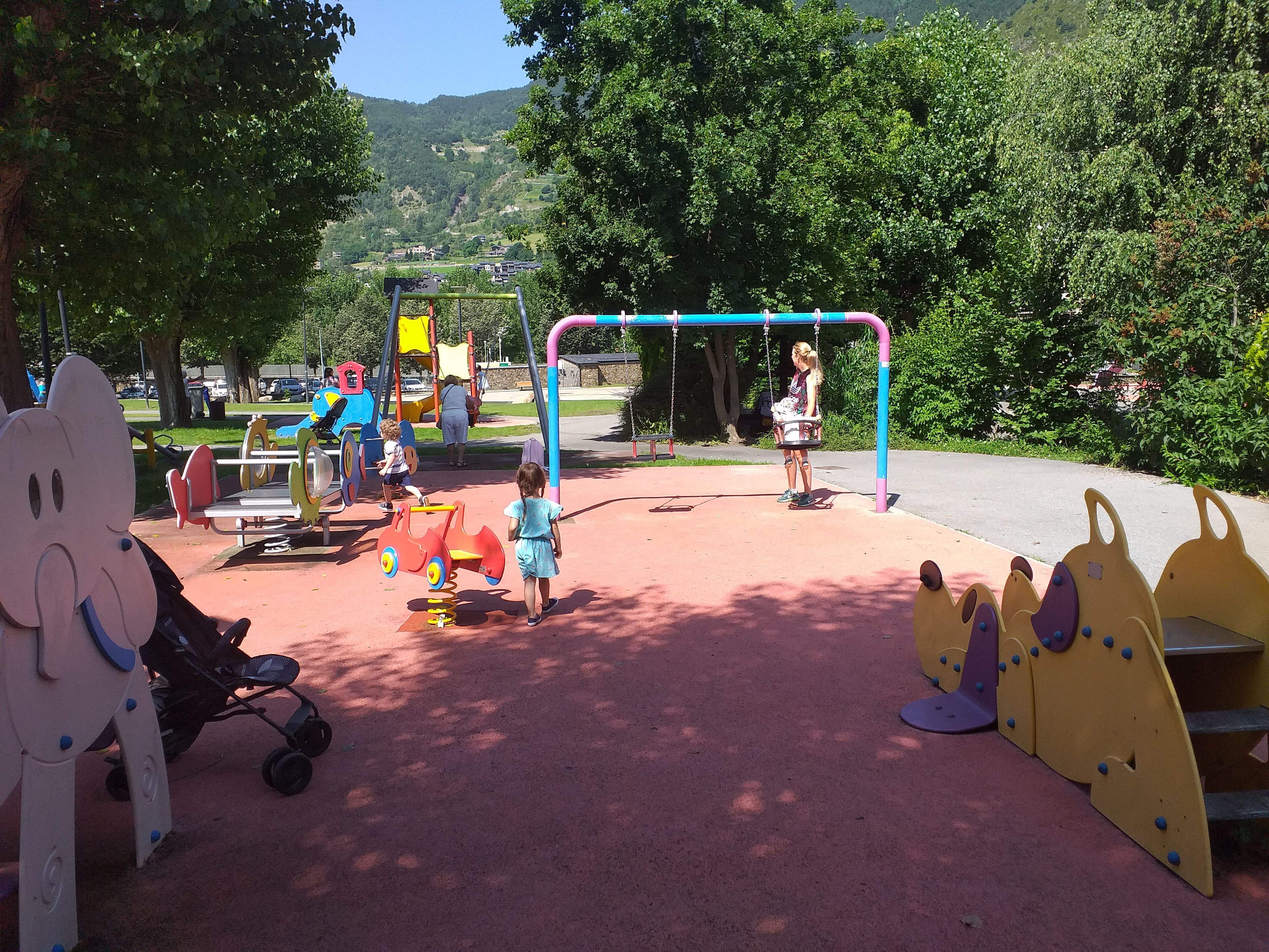 Nens jugants al parc Pocoyó del Prat Gran d'Encamp.