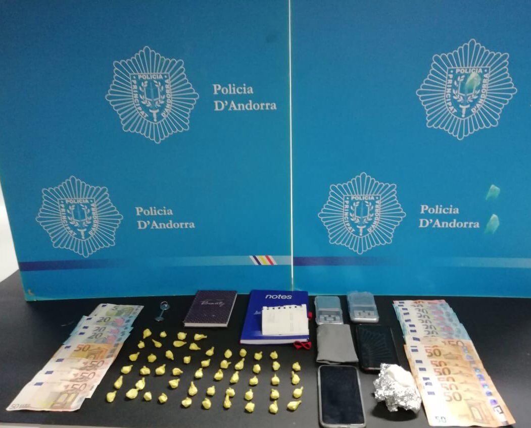 Drogues i diners intervinguts durant una operació.