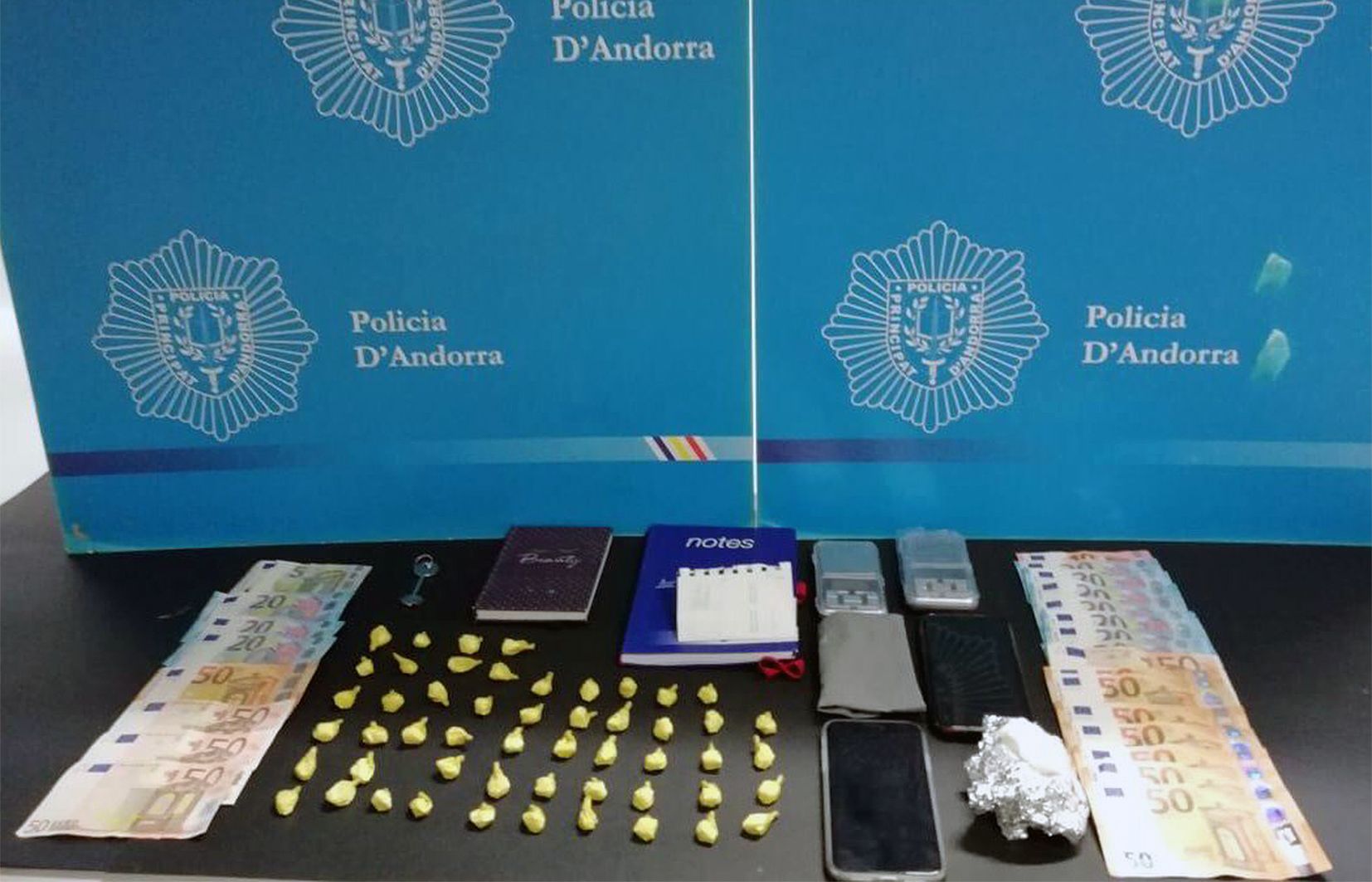 Droga i altres materials comissats en una de les darreres operacions antidroga ara declarada secreta.