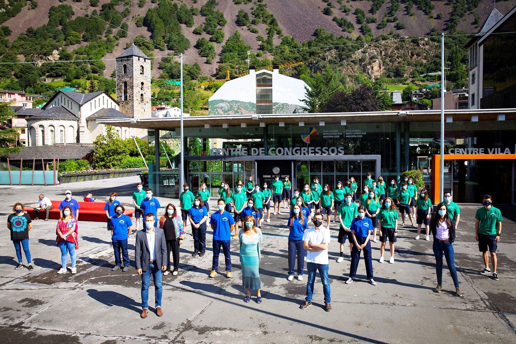 Foto de família dels treballadors, autoritats i tècnics.