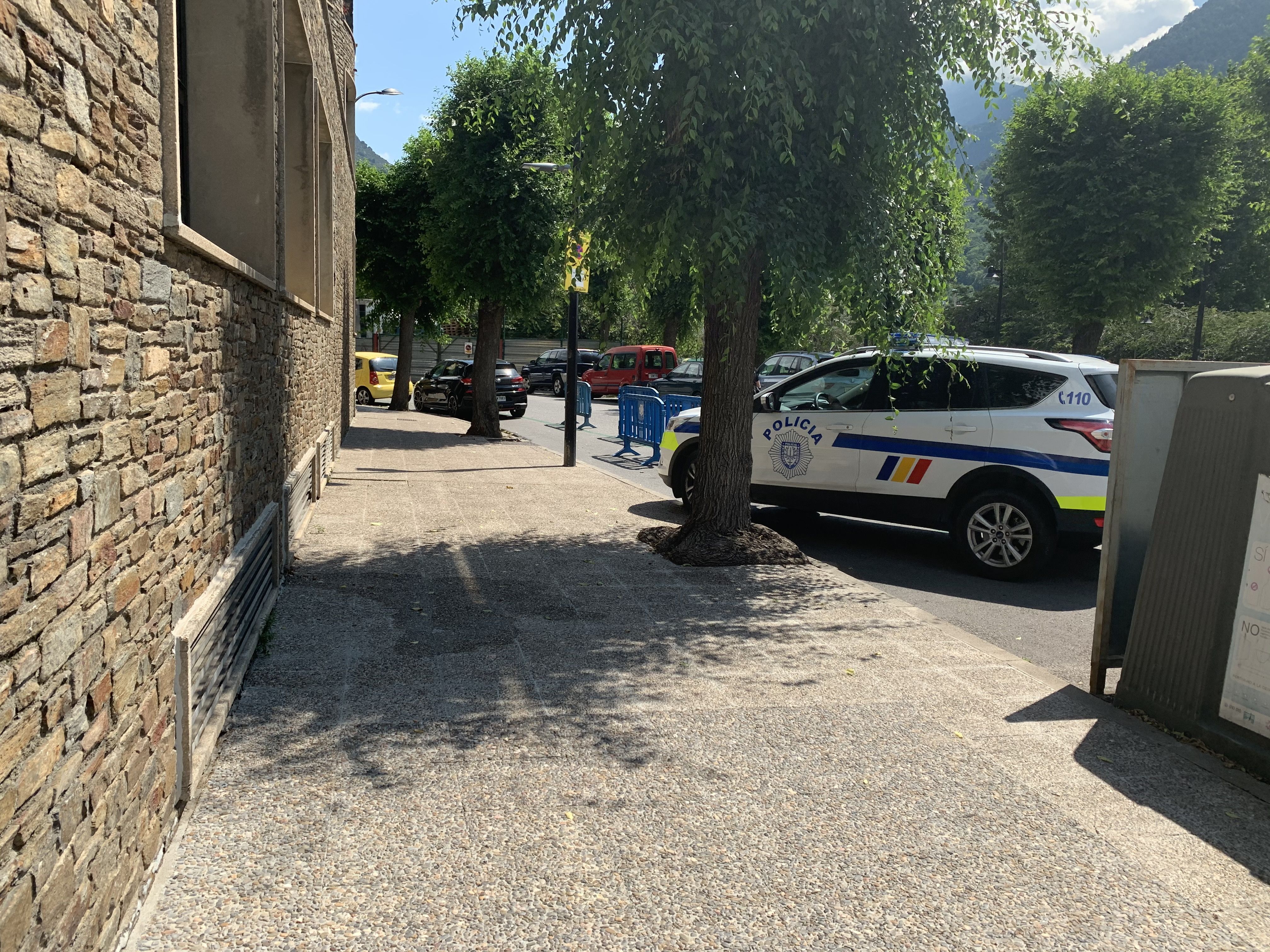 Un cotxe de policia arriba en les immediacions de Prada Casadet, on s'han notificat les sentències.