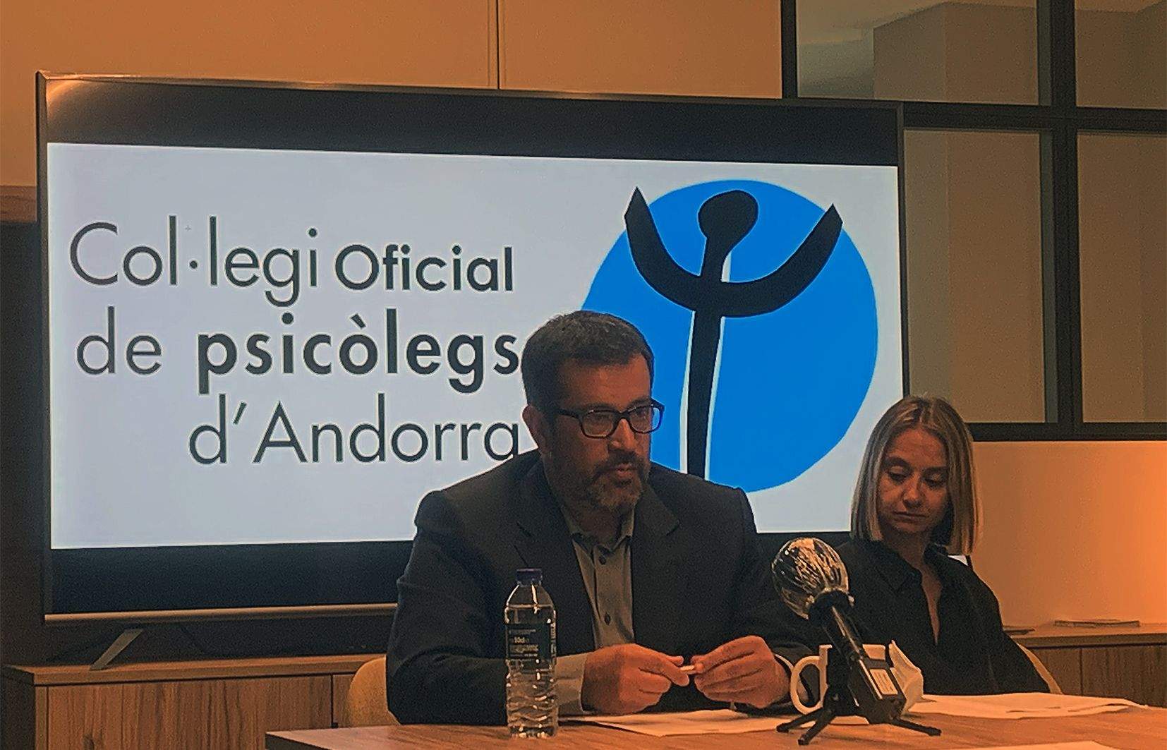 Òscar Fernàndez durant la compareixença per passar revista als resultats de l'enquesta.