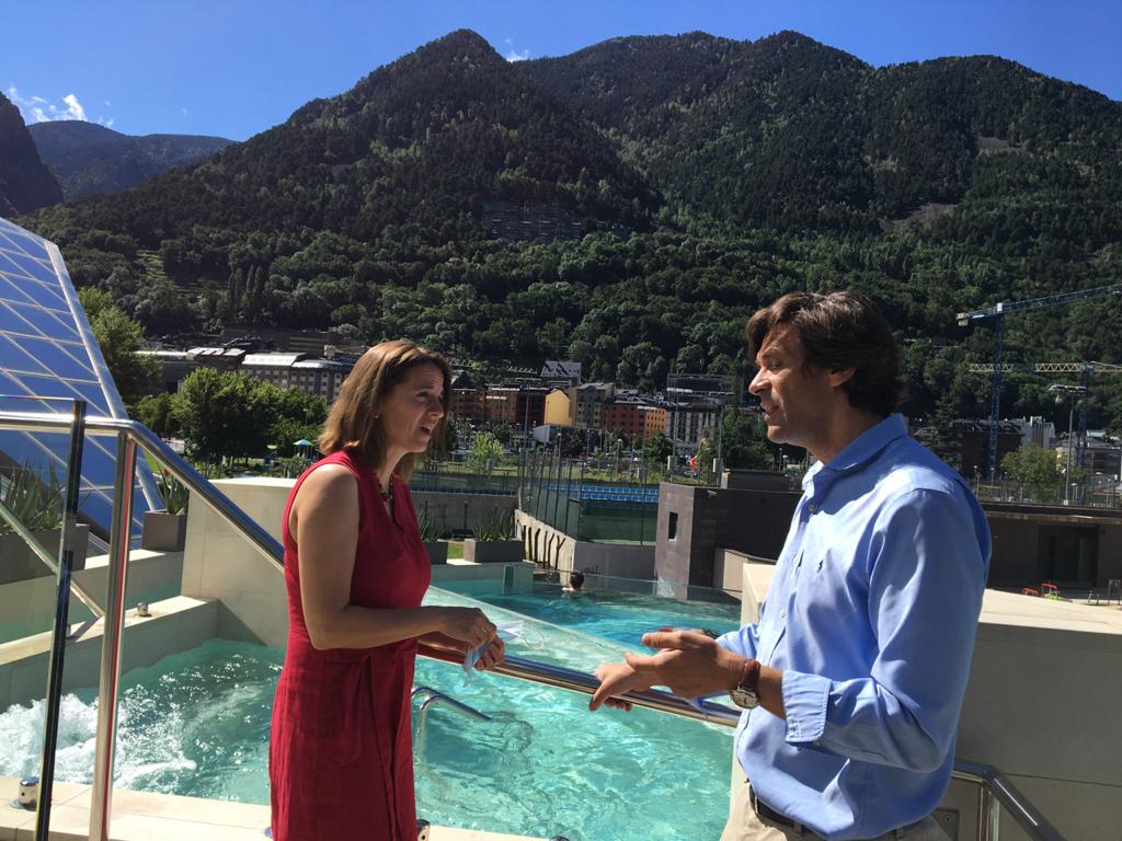 Rosa Gili i Miguel Pedregal conversant davant les reobertes instal·lacions.