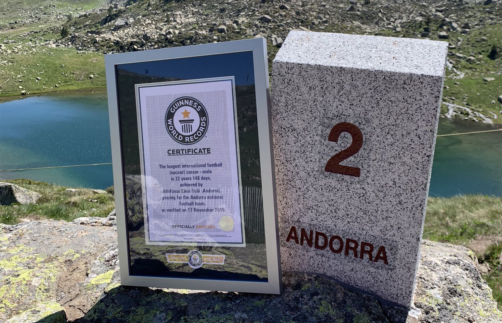 El certificat recolzat en una de les fites frontereres.