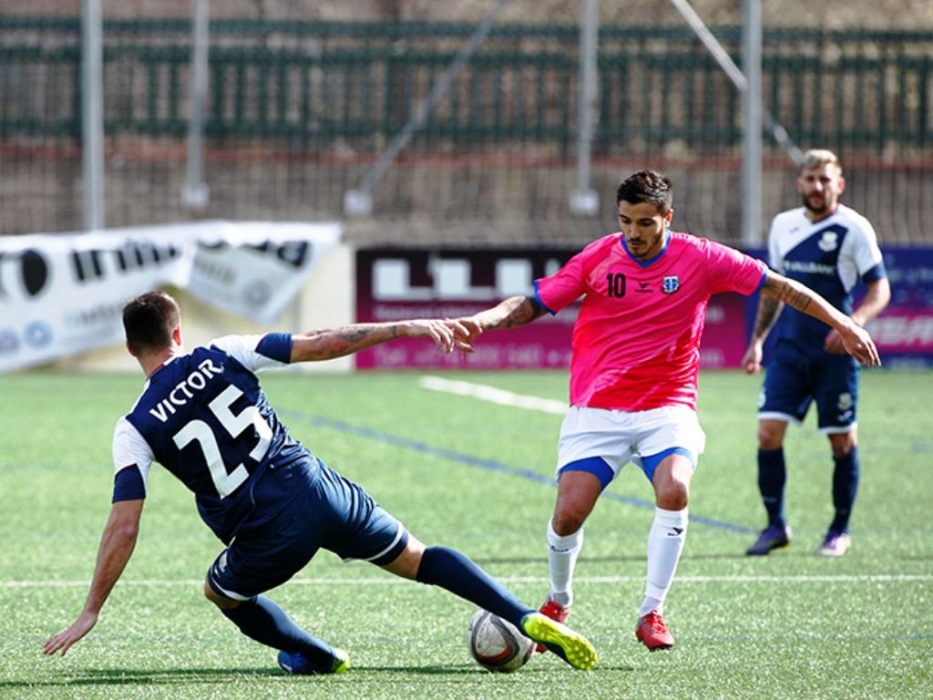 Victor, del Vall Banc Santa Coloma intenta tallar l'acció d'un rival.