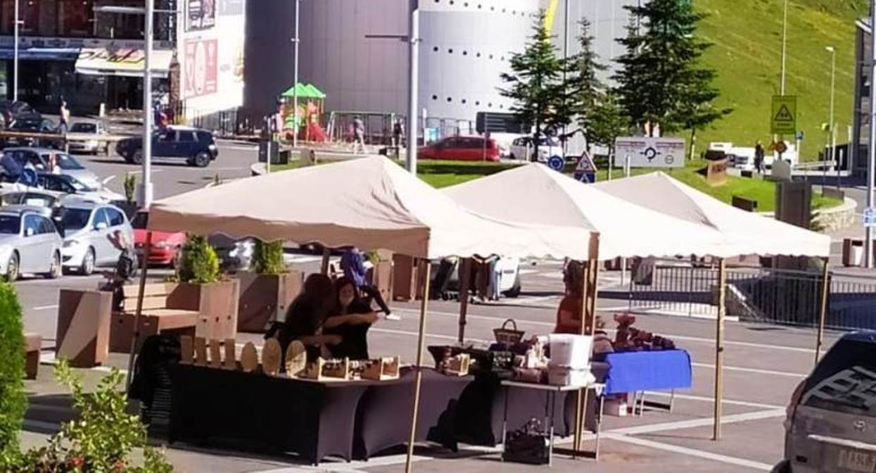 Paradetes del mercat al Pas de la Casa aquest diumenge.