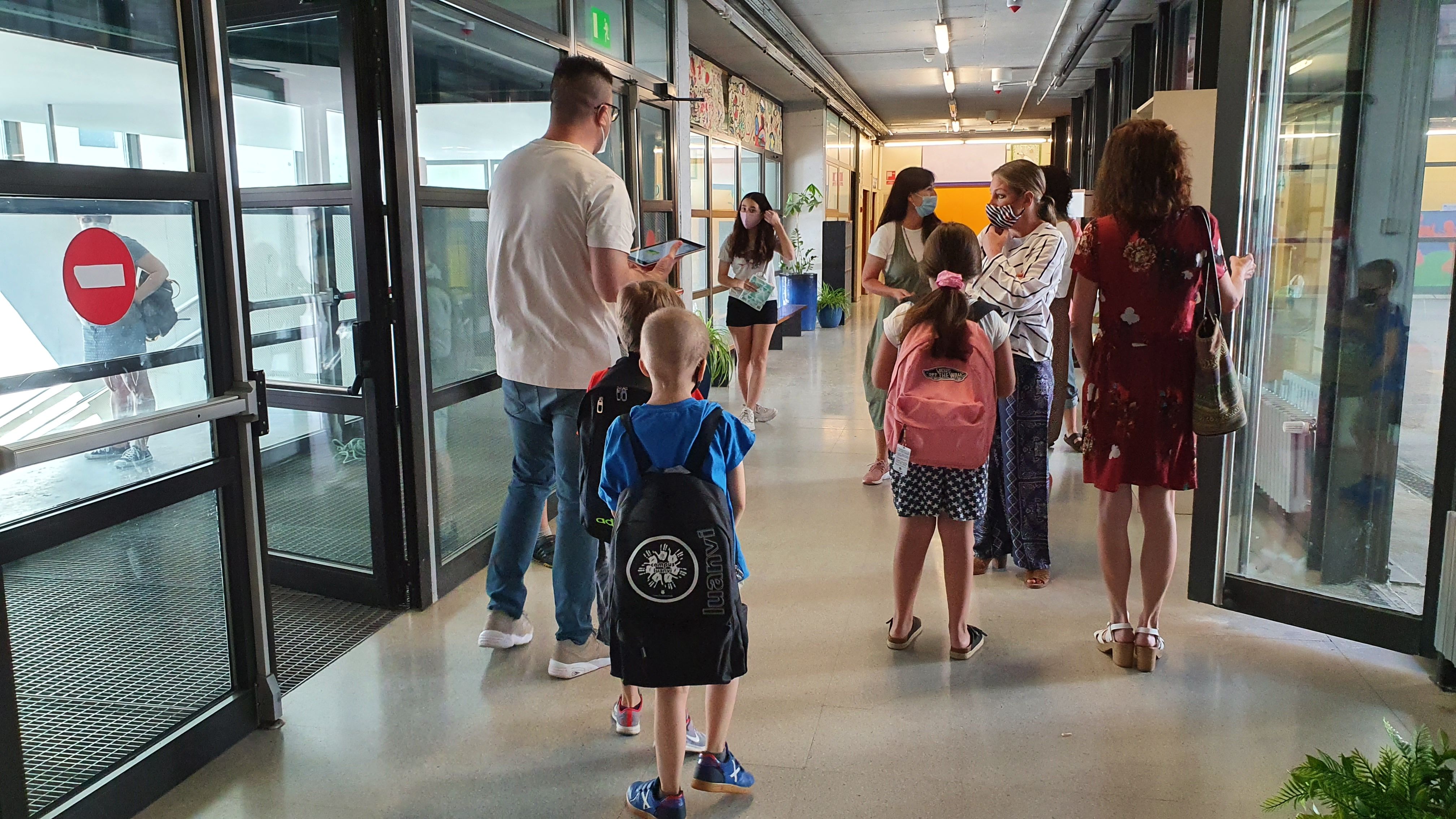 Alumnes i professors en el passadís d'una escola. Alumnes i professors en el passadís d'una escola.