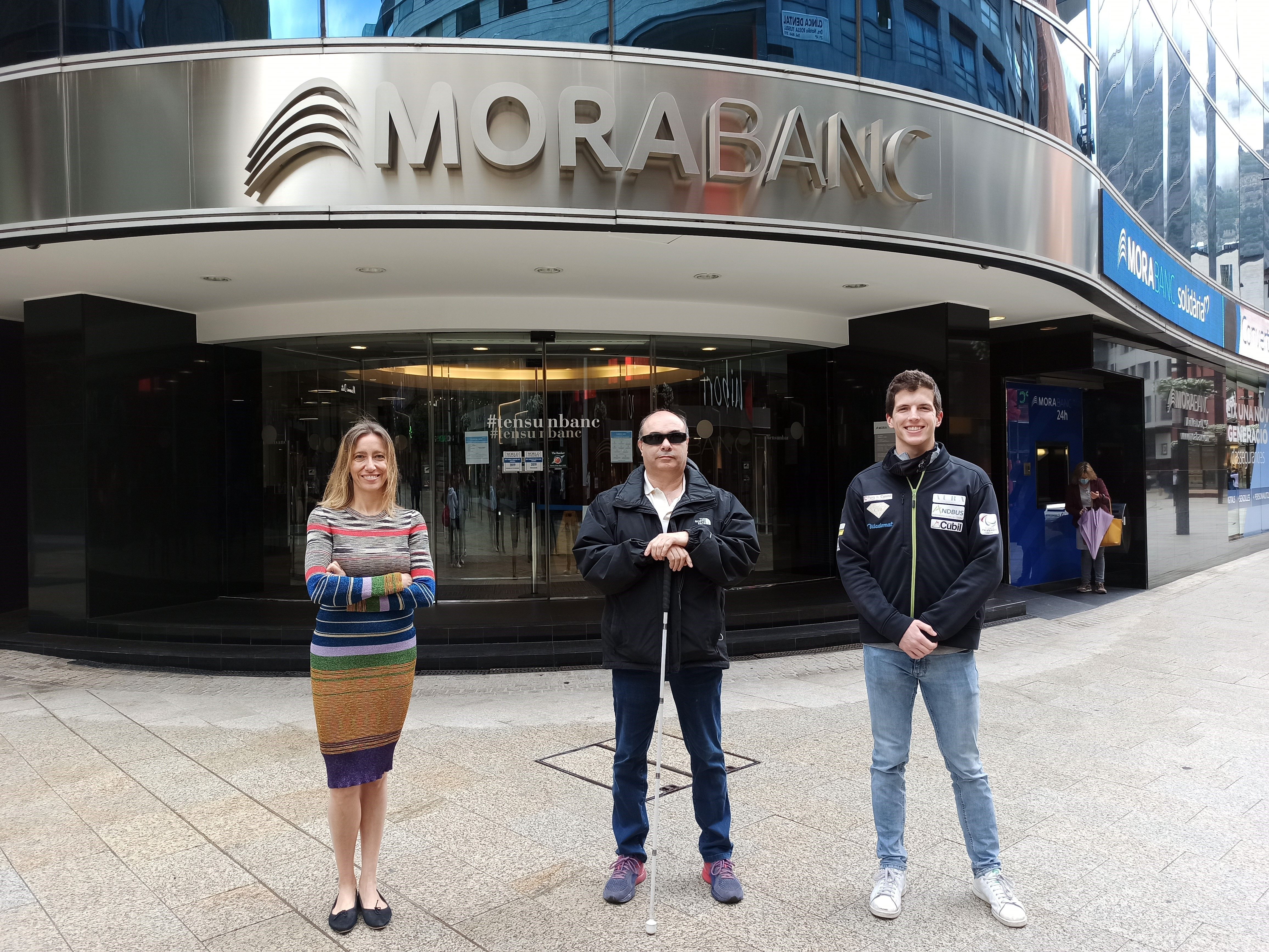 La directora de Comunicació i Marca de MoraBanc, Mireia Maestre, el president de Fadea, Jordi Casellas i l'esquiador Roger Puig