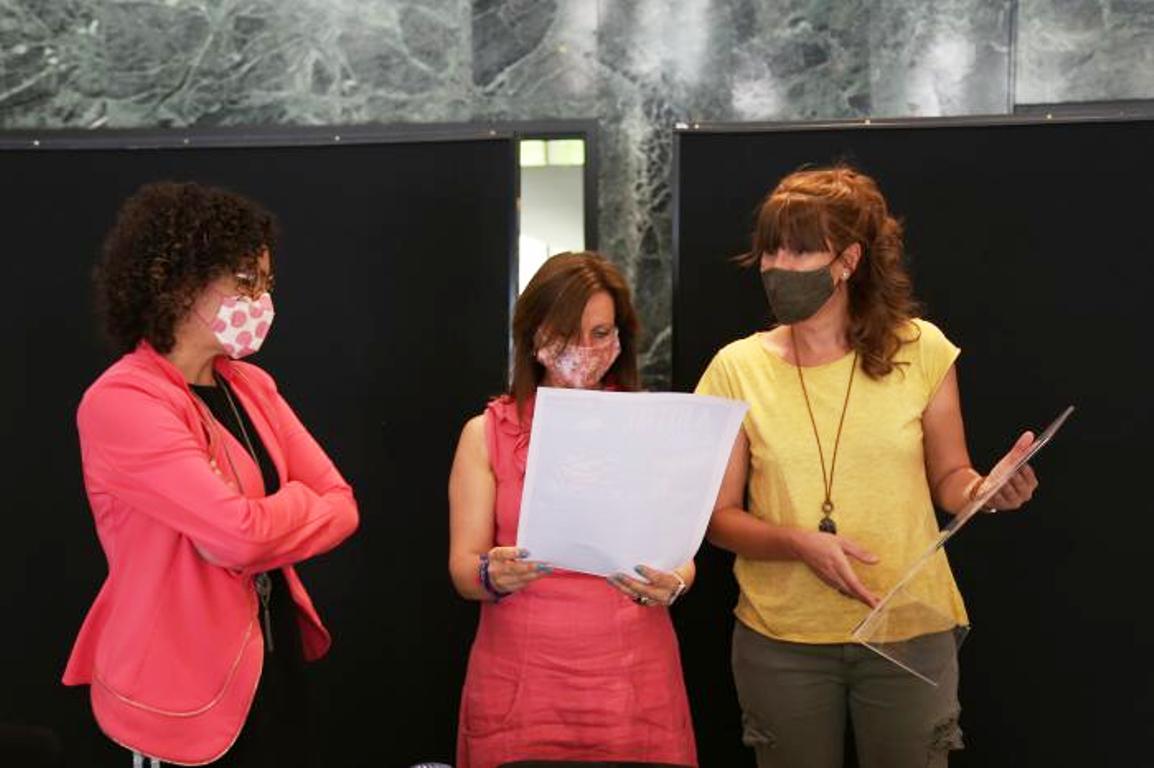 La cònsol menor Mireia Codina entre les caps de Cultura, Laura Rogé (esquerra) i de Social, Montse Cobo.
