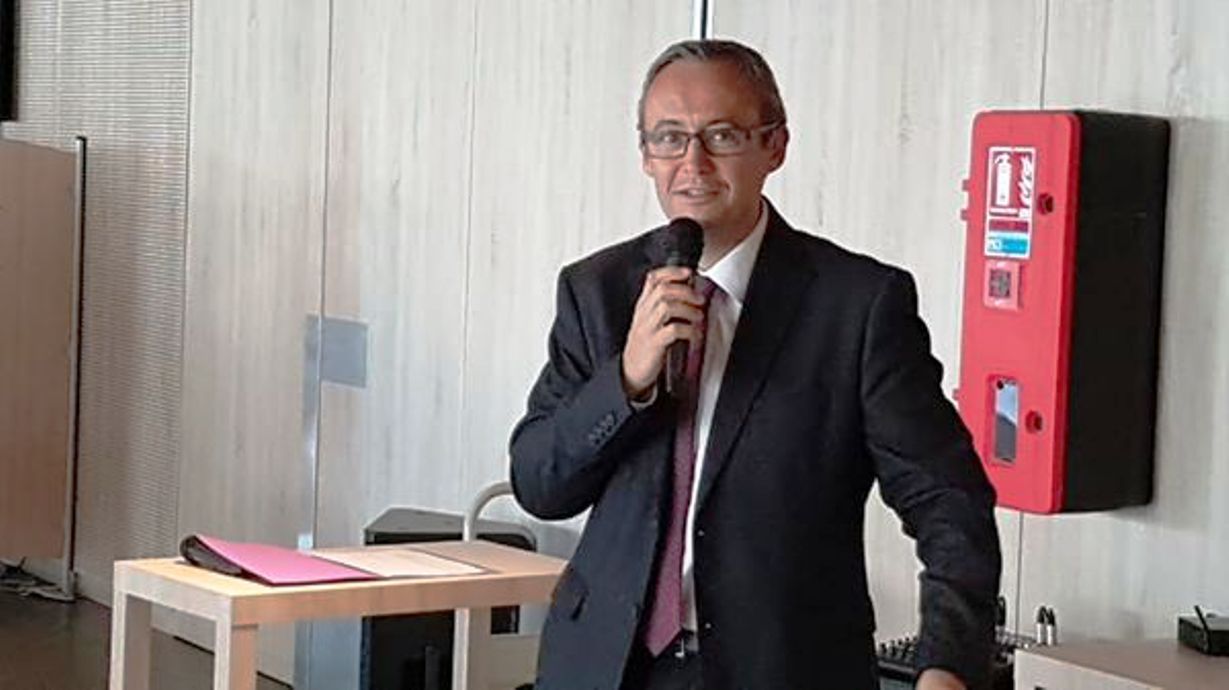 Olivier Salvan fa un discurs durant l'acte de comiat d'Argelès.