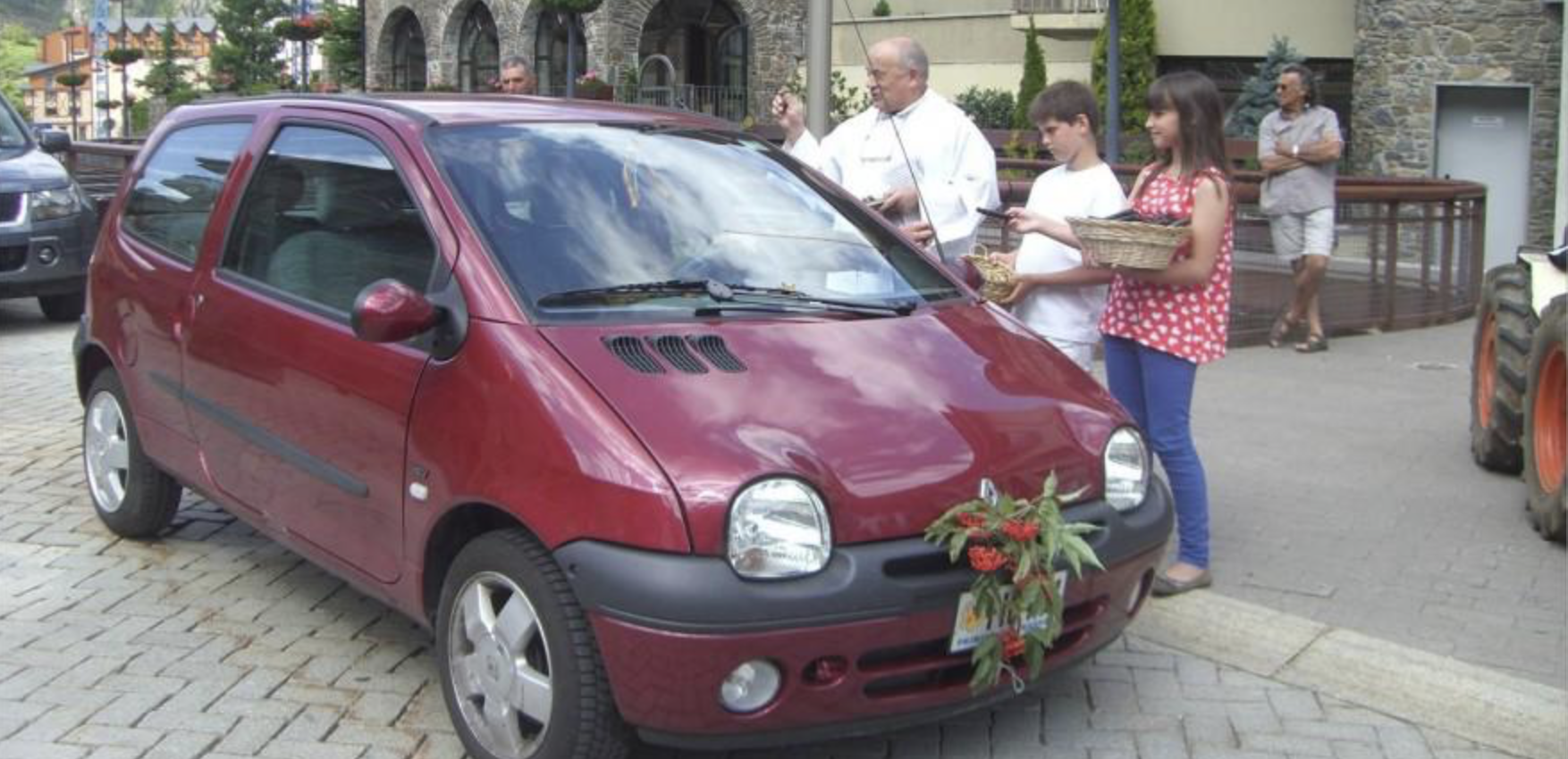 Benedicció d'un cotxe en la celebració de l'any passat.