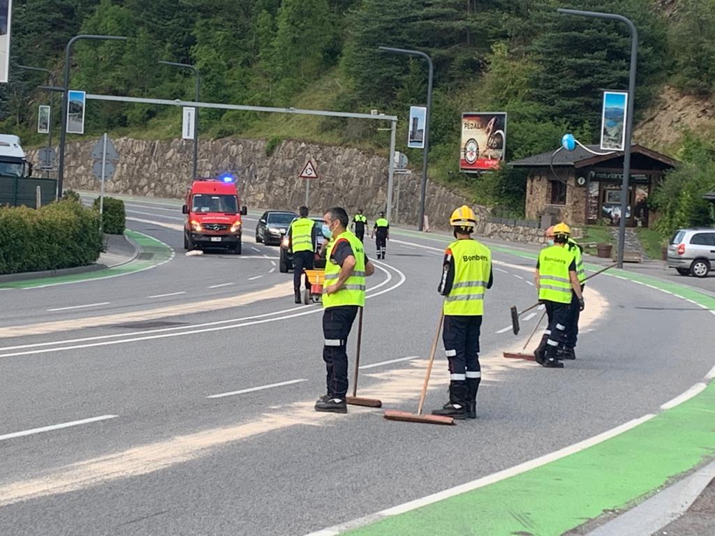 Un instant de les tasques de neteja del vessament.