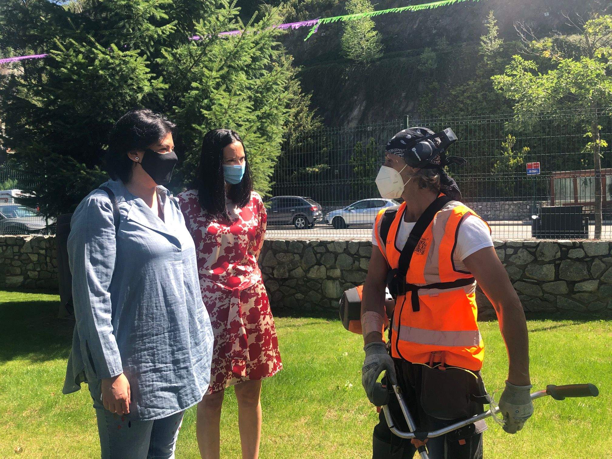 Sansa i Molné parlen amb un dels treballadors contractats.