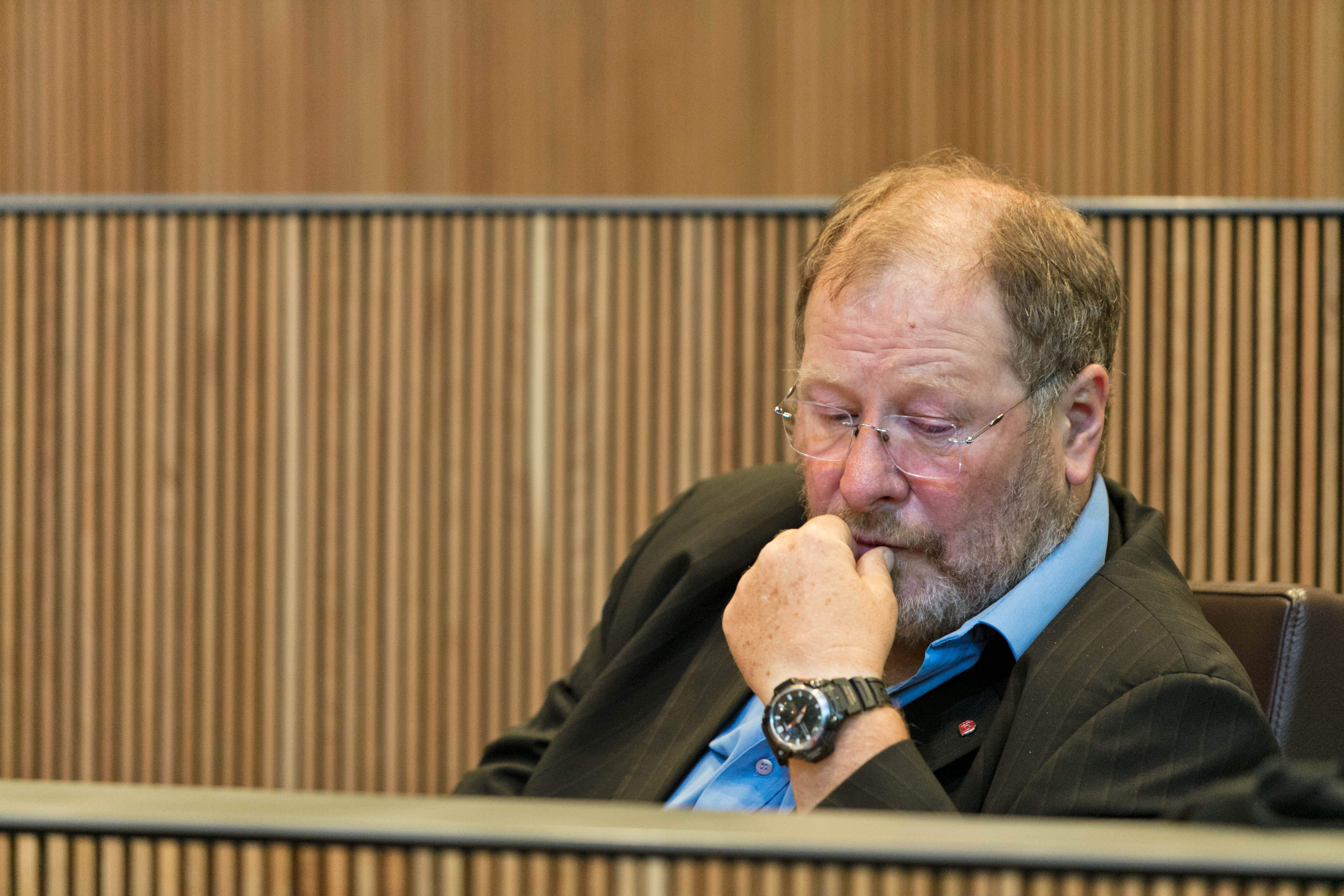 Jordi Font en el seu seient de l'hemicicle.