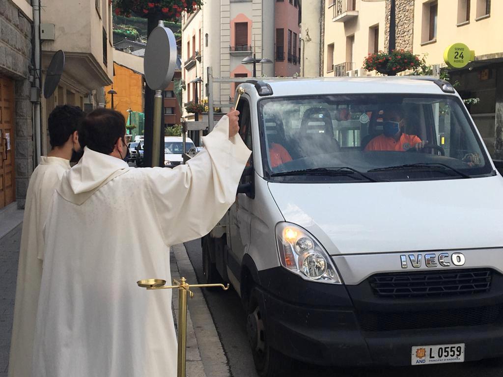 Mossèn Pepe Chisvert beneeix un vehicle comunal a Sant Julià de Lòria.