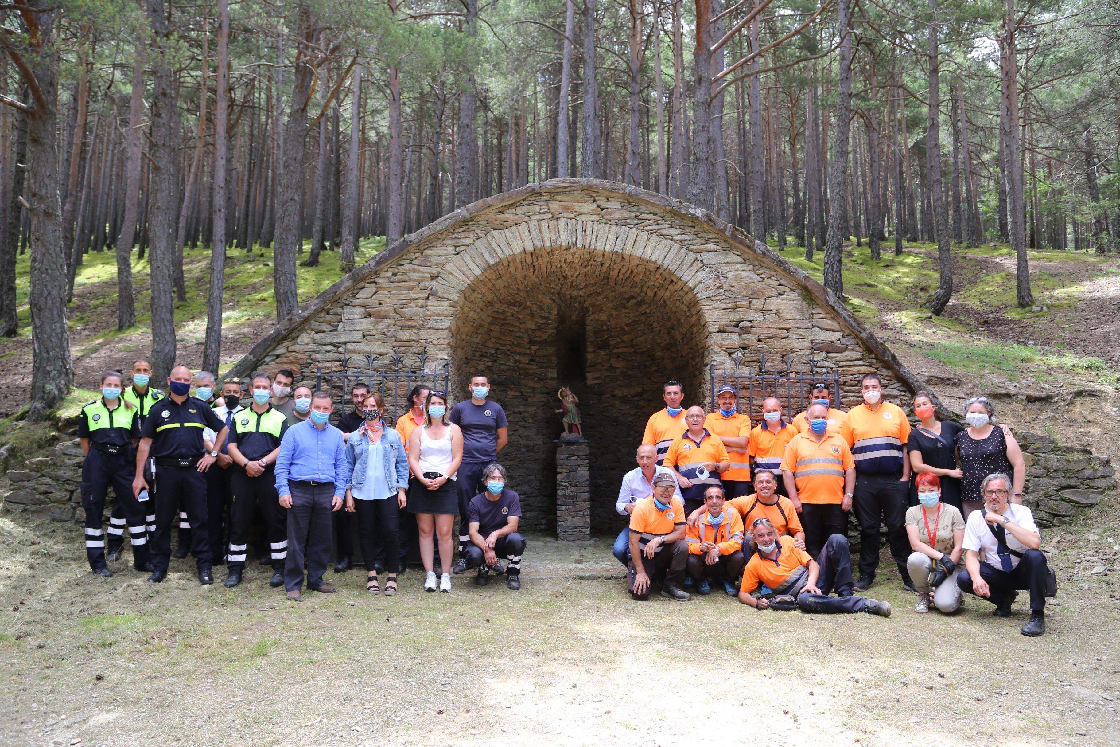 Els cònsols i alguns treballadors del comú de Sant Julià de Lòria a l'ermita de Sant Cristòfol.