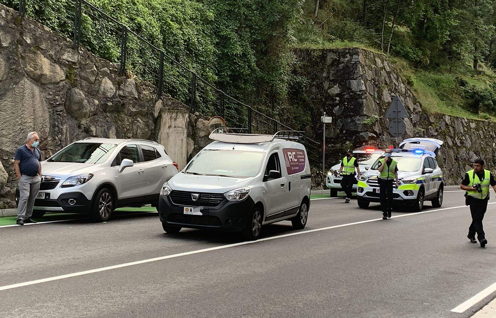 El cotxe de la víctima i la furgoneta que la va atropellar, el dia de l'accident. El cotxe de la víctima i la furgoneta que la va atropellar, el dia de l'accident.
